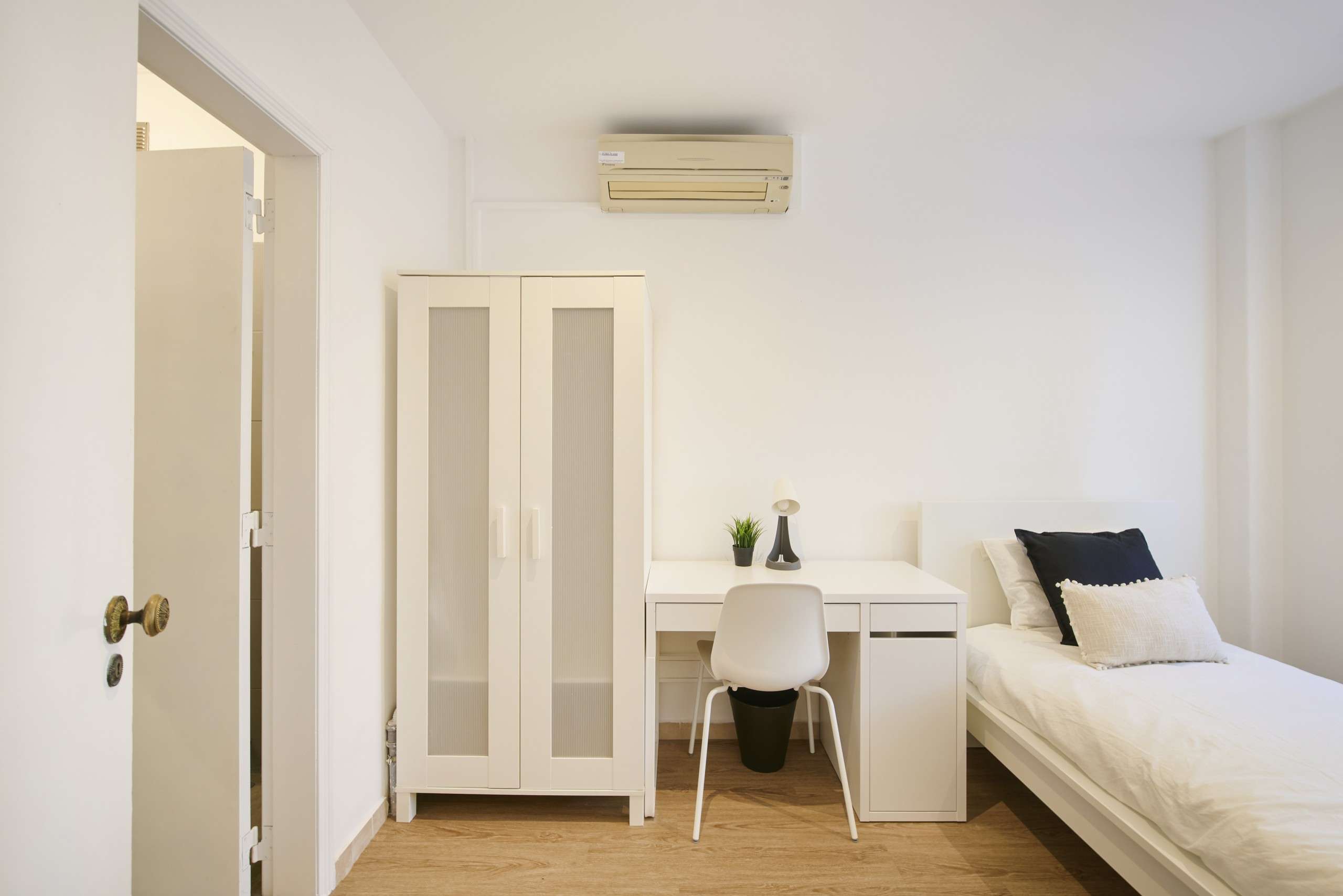 Sunny Single Room 1 with Desk & Window in lisboa – photo 1 of 4