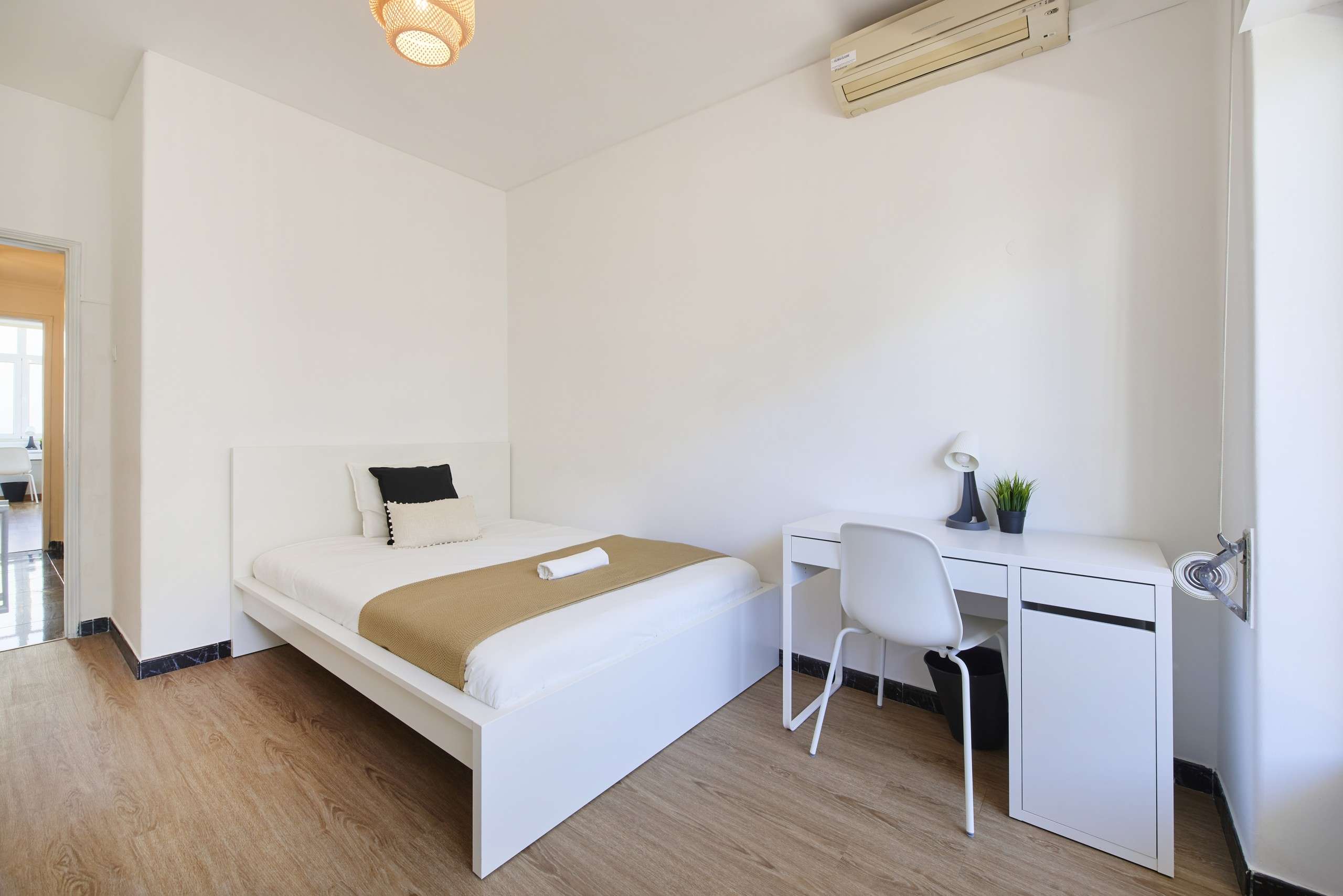 Productive Double Room 7 with Ample Light in Picoas, lisboa – photo 4 of 14
