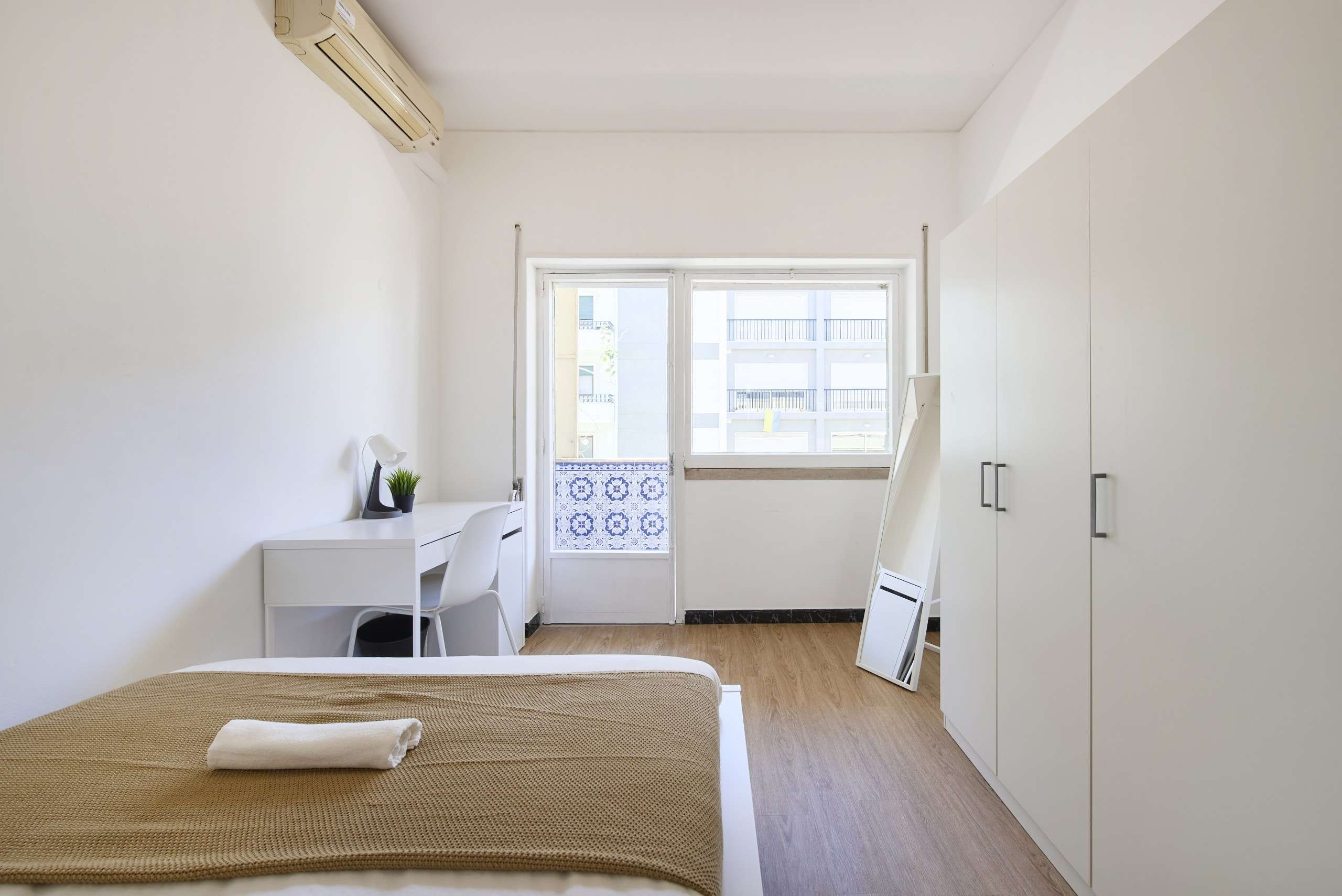 Productive Double Room 7 with Ample Light in lisboa – photo 1 of 5