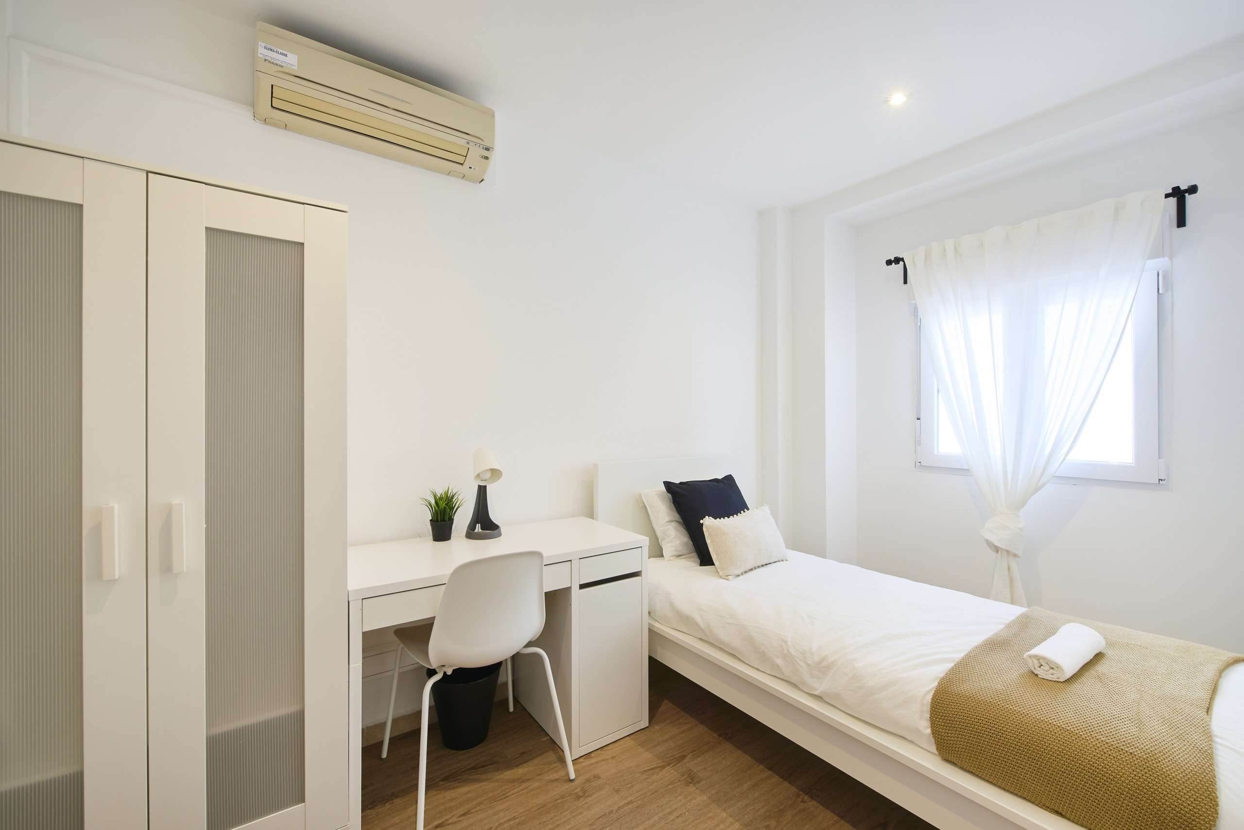 Sunny Single Room 1 with Desk & Window in Picoas, lisboa – photo 2 of 13