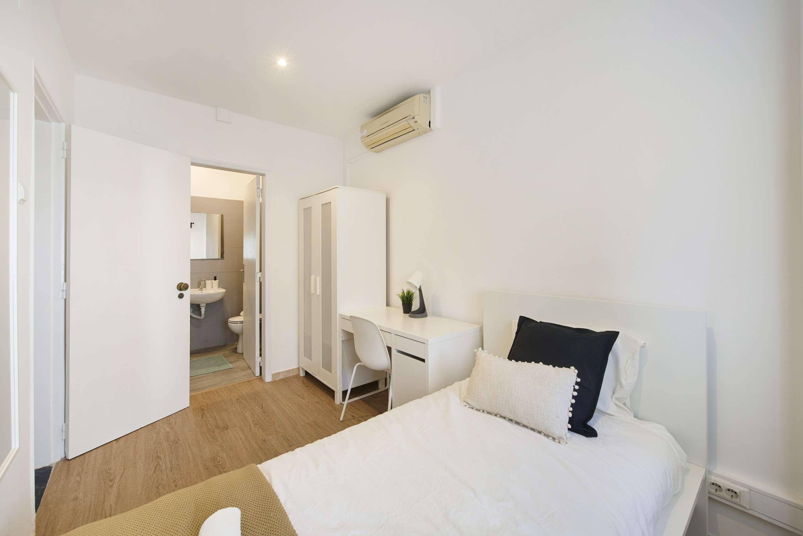 Sunny Single Room 1 with Desk & Window in Picoas, lisboa – photo 4 of 13