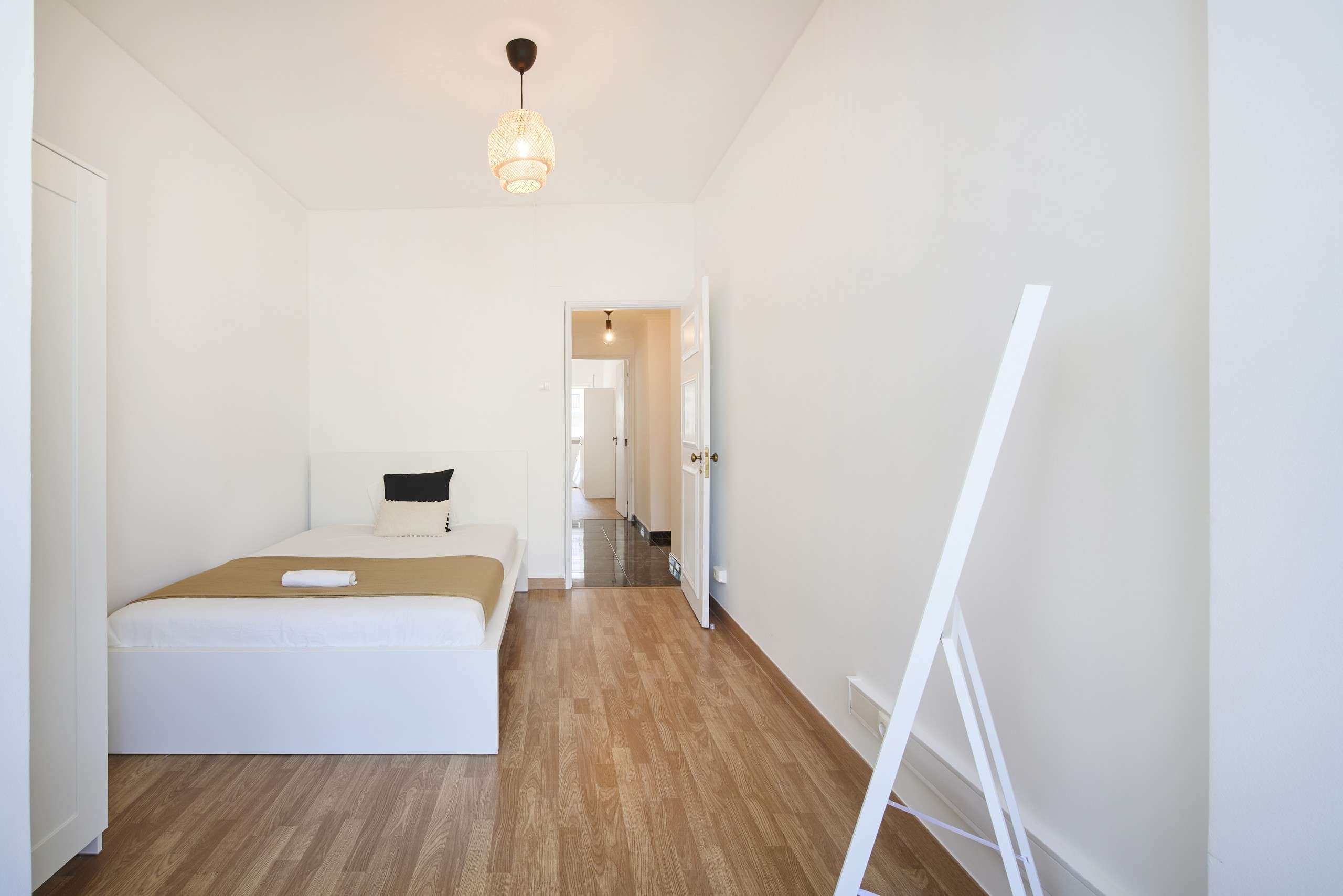 Productive Room 8 with Wardrobe & Desk in Picoas, lisboa – photo 5 of 15