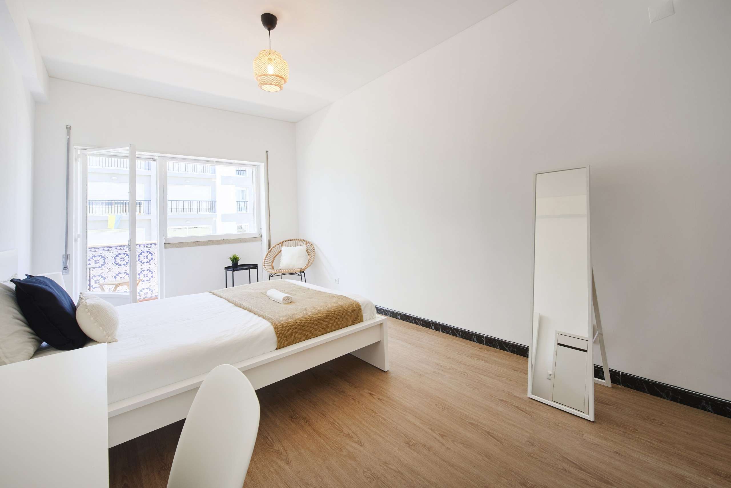 Productive Room 6 with Desk & Storage in lisboa – photo 1 of 5