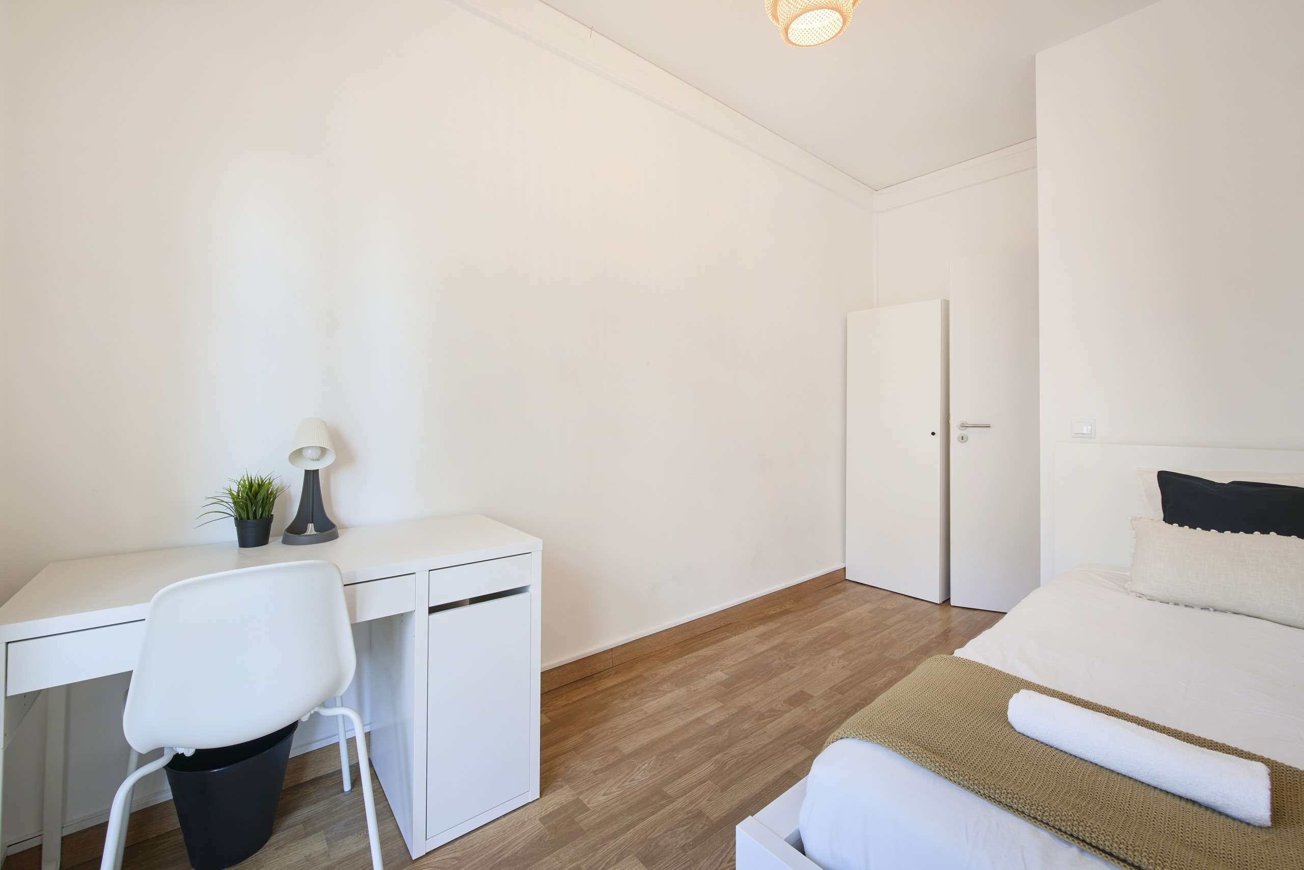 Sunny Room 2 - Bed & Study in lisboa – photo 1 of 5