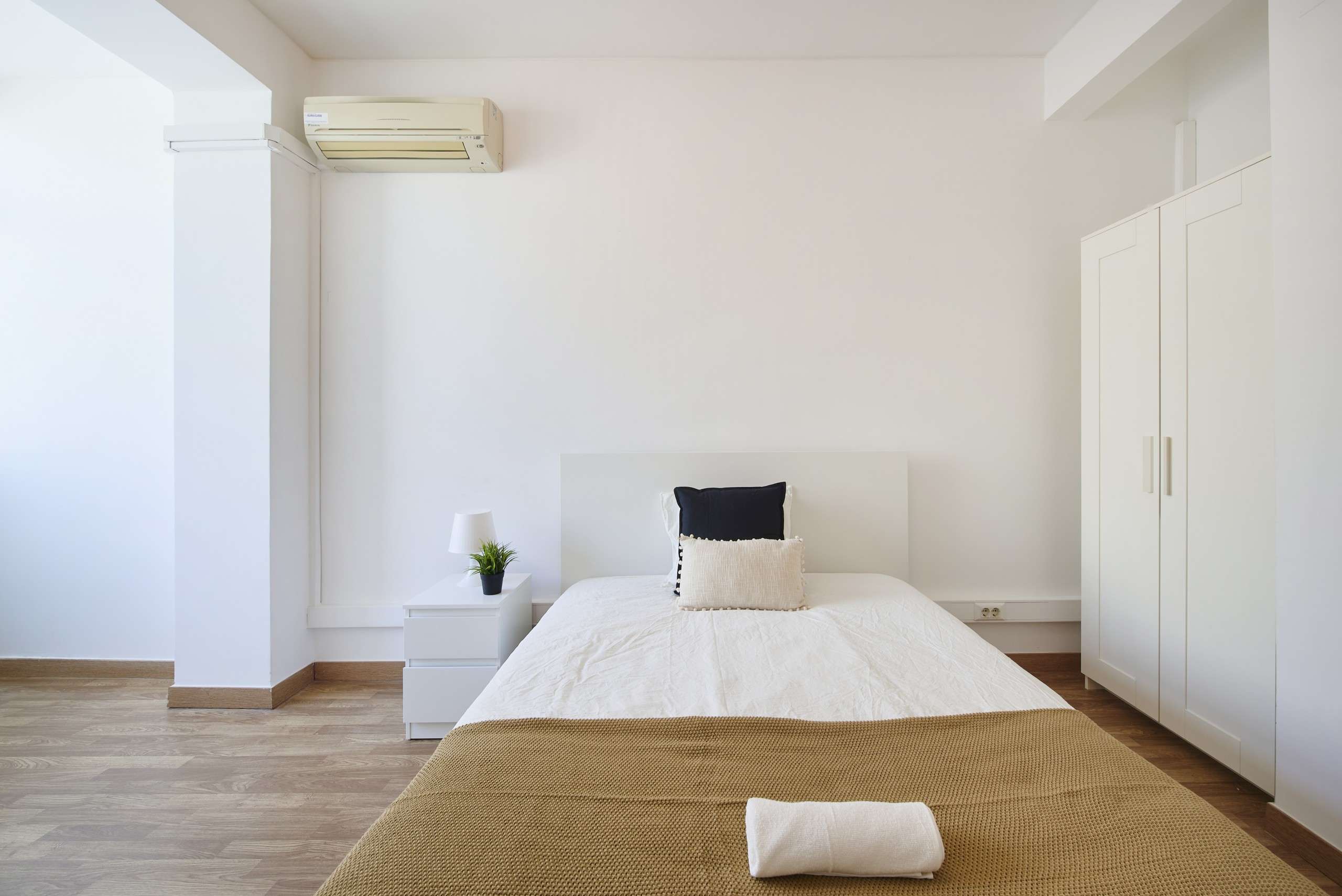 Equipped Room 9 with Desk & Wardrobe in Picoas, lisboa – photo 3 of 14