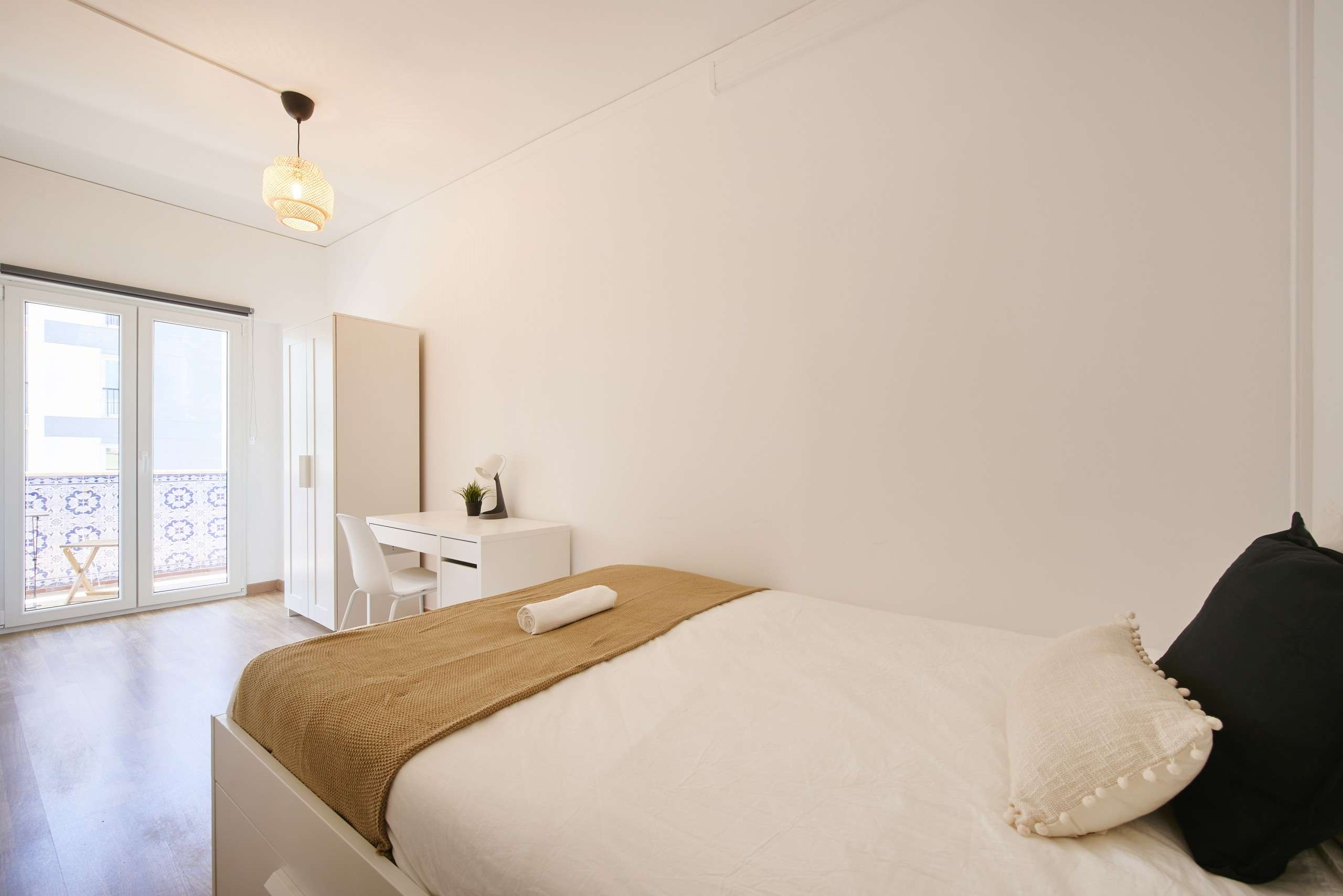 Sunlit Room 4 with Desk & Wardrobe in lisboa – photo 1 of 5