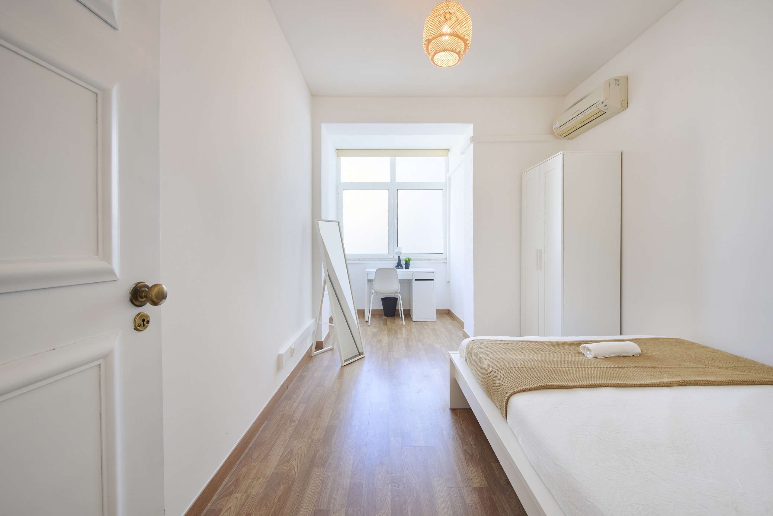 Productive Room 8 with Wardrobe & Desk in Picoas, lisboa – photo 2 of 15