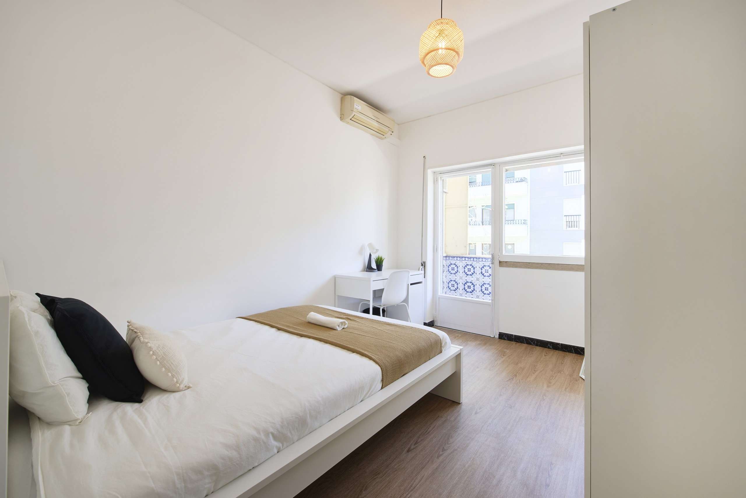 Productive Double Room 7 with Ample Light in Picoas, lisboa – photo 2 of 14