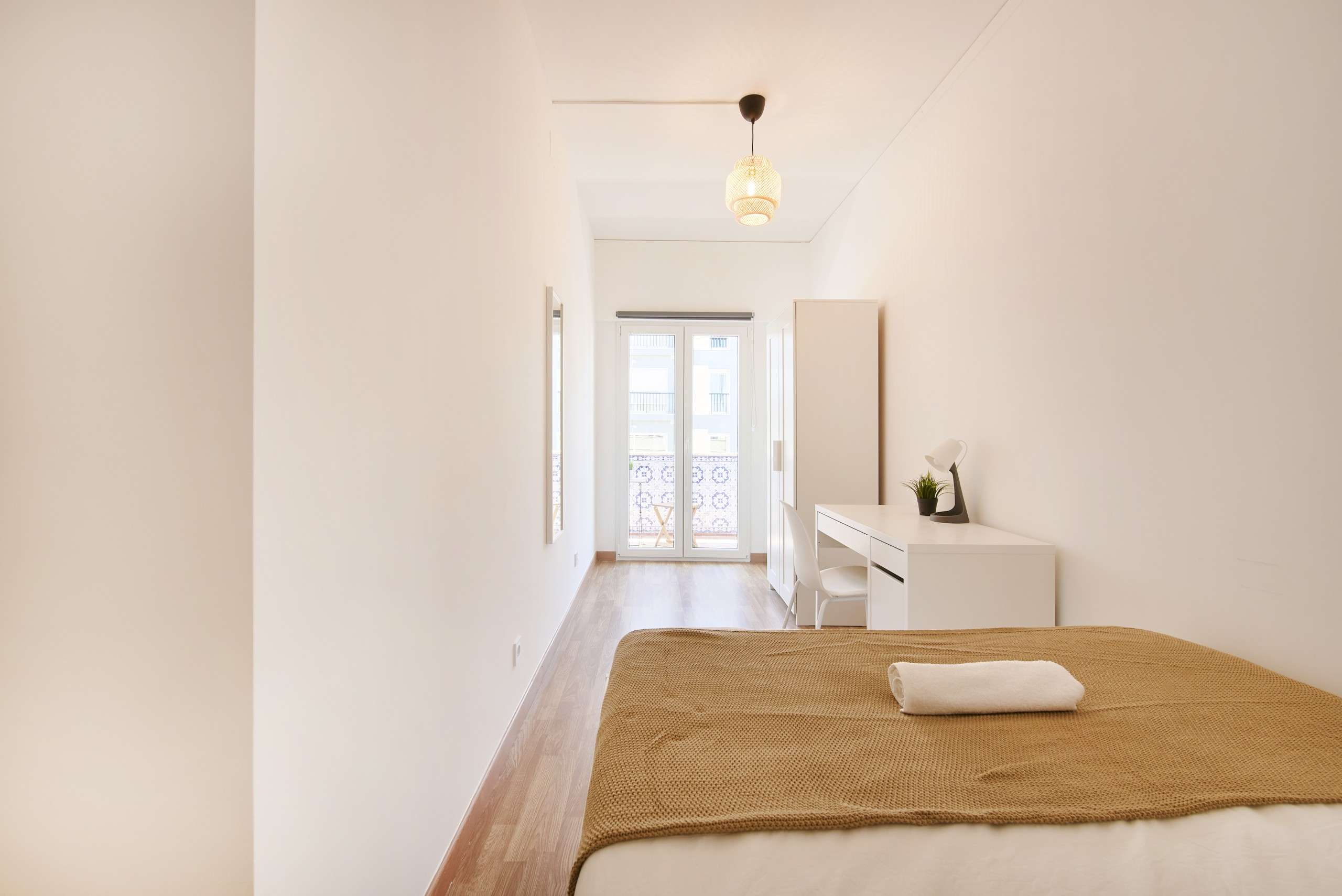 Sunlit Room 4 with Desk & Wardrobe in Picoas, lisboa – photo 3 of 14