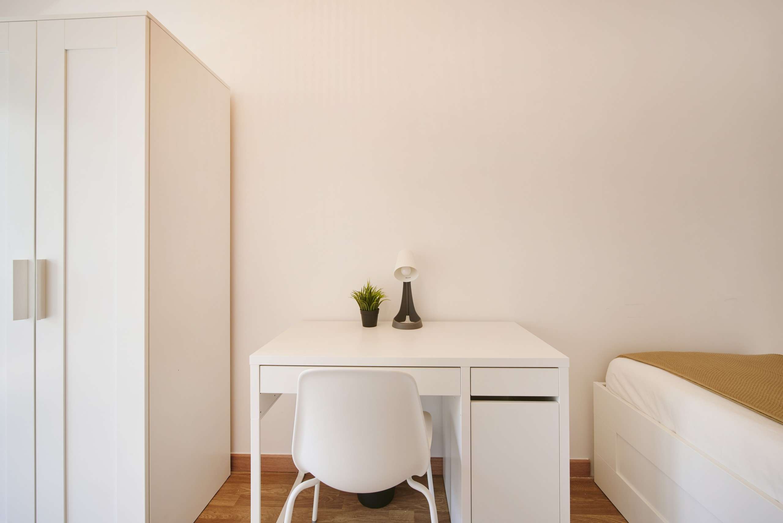 Sunlit Room 4 with Desk & Wardrobe in Picoas, lisboa – photo 4 of 14