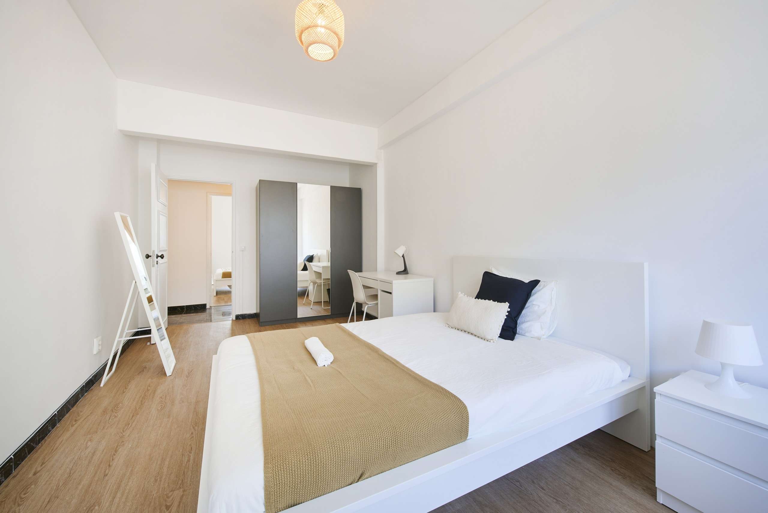 Productive Room 6 with Desk & Storage em Picoas, lisboa – foto 2 de 14