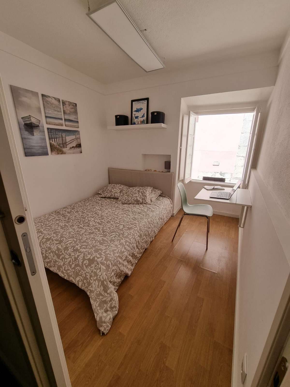 Private Double-Bed Room 1 in a 3-bedroom Apartment in Misericórdia, lisboa – photo 2 of 12