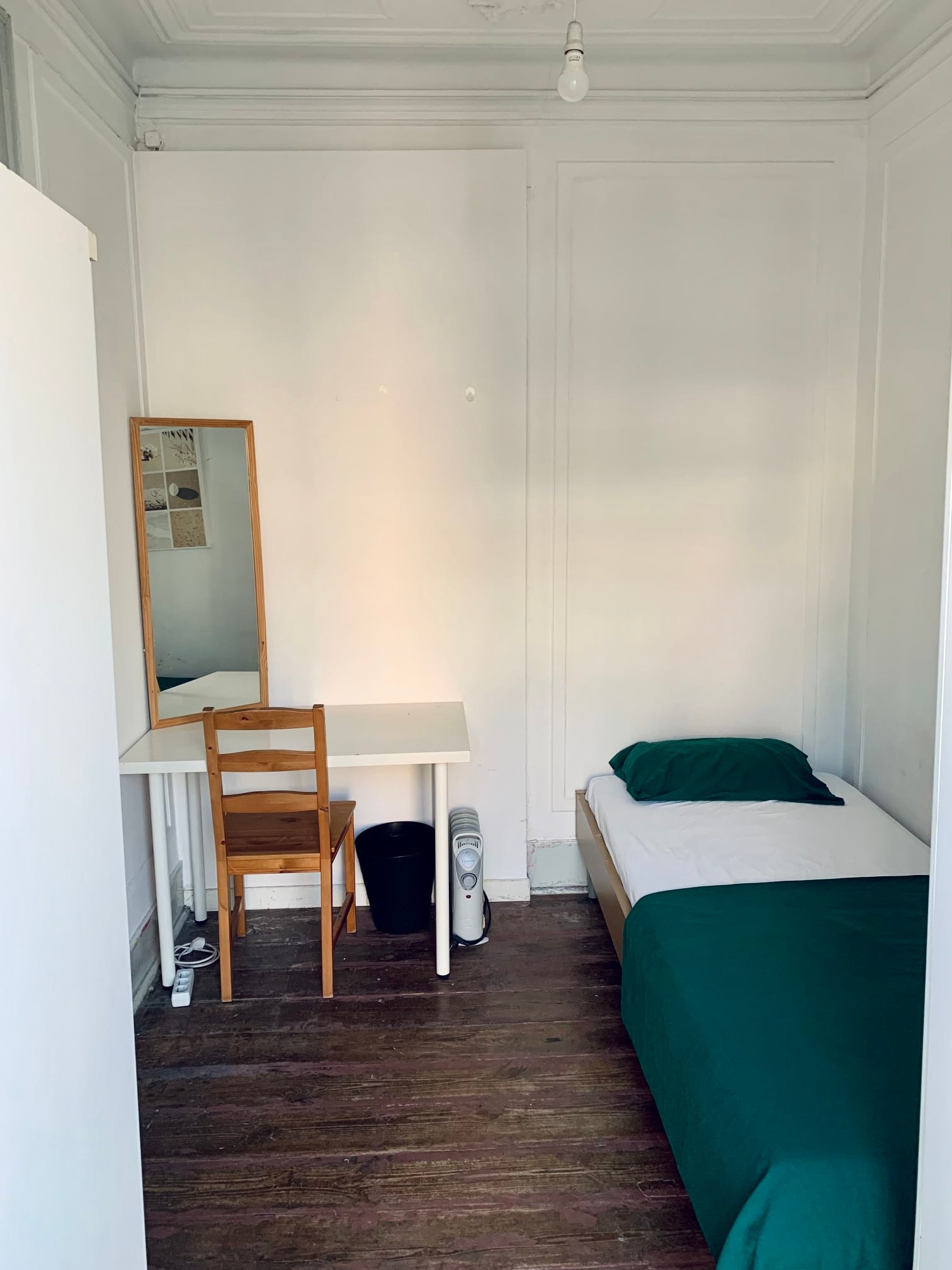 Bright Natural Light-filled Single Room 1 with Balcony View of the City em São Sebastião da Pedreira, lisboa – foto 4 de 16