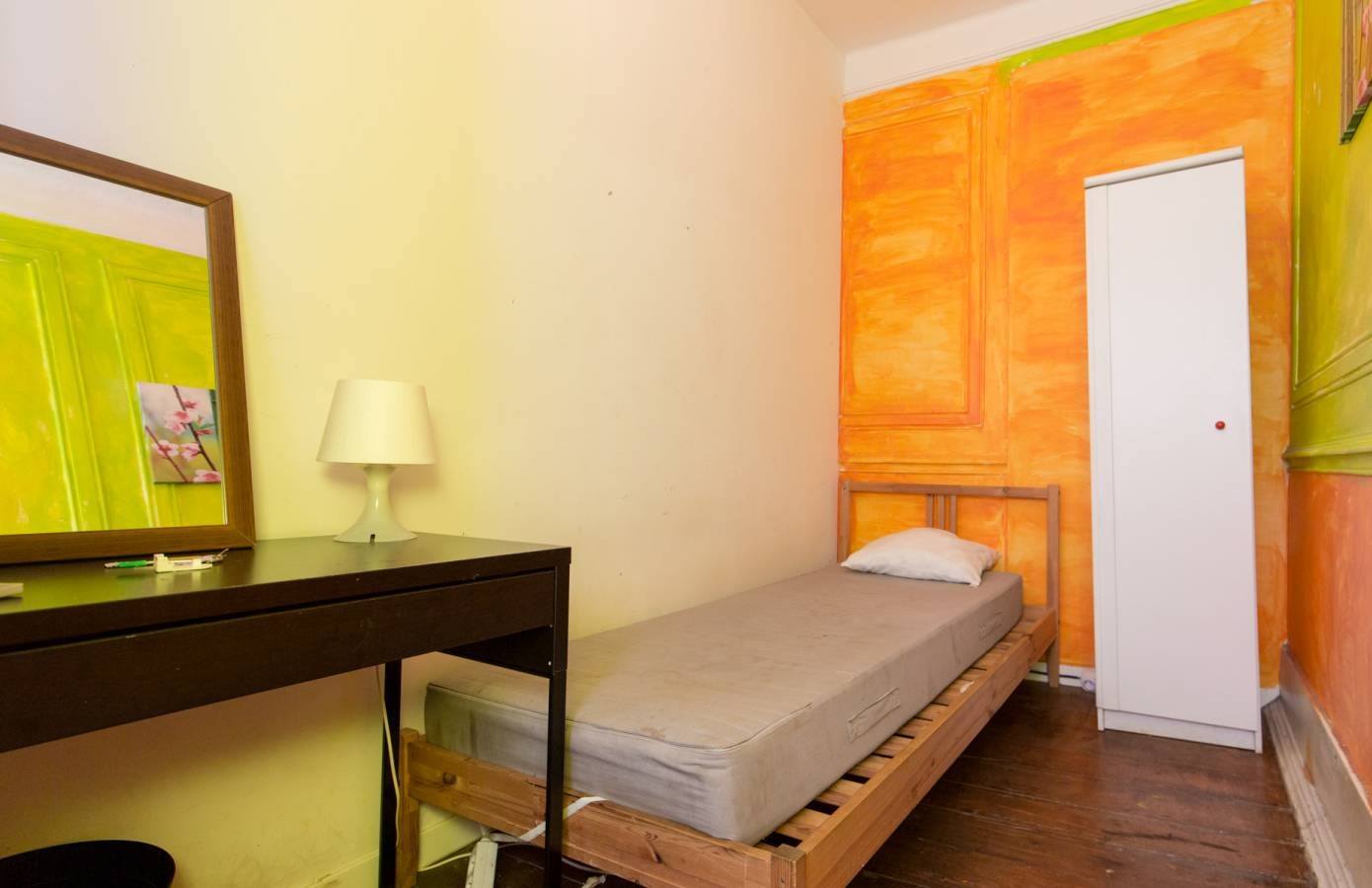 Bright Single-Bed Room 7 in 8-bedroom Shared Apartment em lisboa – foto 1 de 3