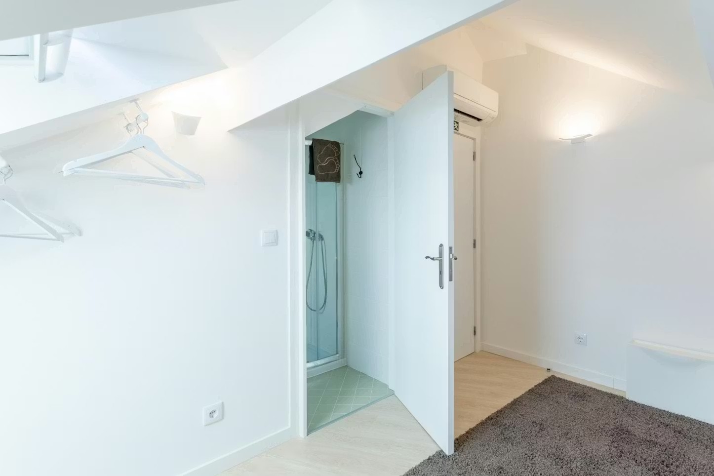 O301 - Spacious Superior Room with Private Bathroom in Rio Tinto, porto – photo 2 of 19