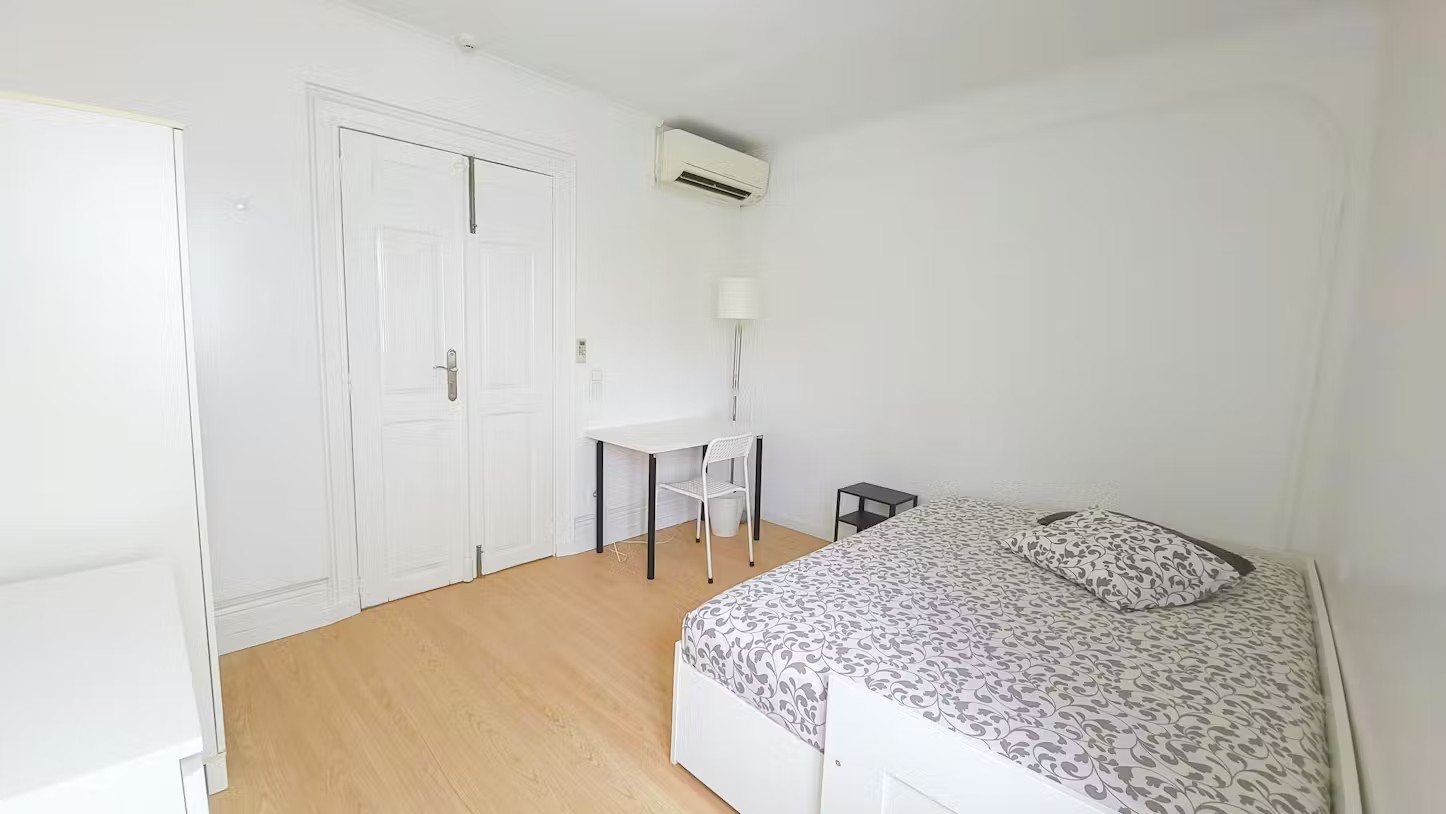O201 - Spacious Superior Room with Private Bathroom in Rio Tinto, porto – photo 2 of 23
