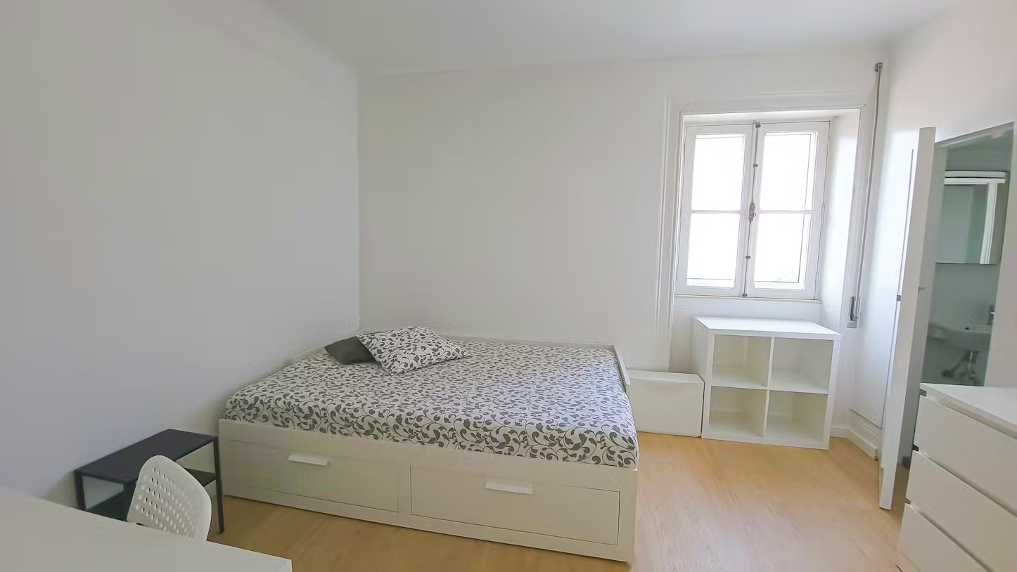 O201 - Spacious Superior Room with Private Bathroom in porto – photo 1 of 8
