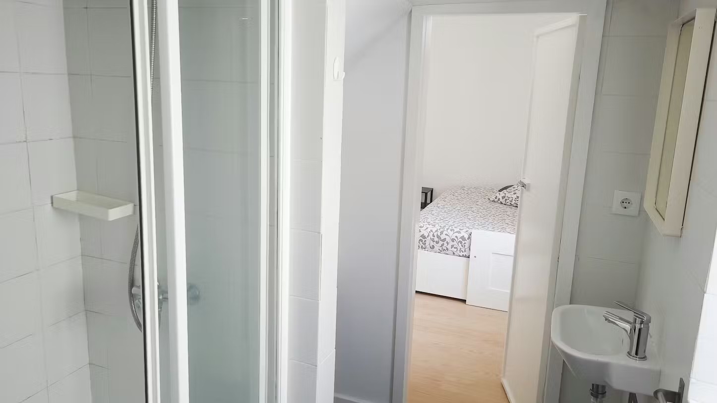 O201 - Spacious Superior Room with Private Bathroom in Rio Tinto, porto – photo 5 of 23