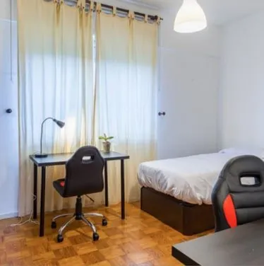 Room 2 in porto – photo 1 of 3