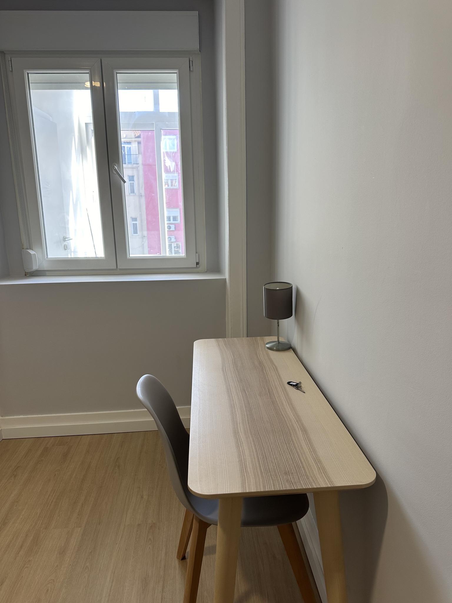 Spacious Double-Bed Room 6 in Student Shared Apartment em São Jorge de Arroios, lisboa – foto 4 de 17