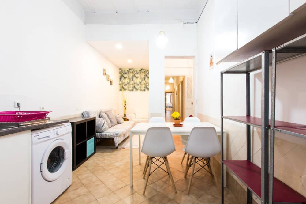 Bright Twin Room 2 with Desk & Window em Santa Isabel, lisboa – foto 5 de 12