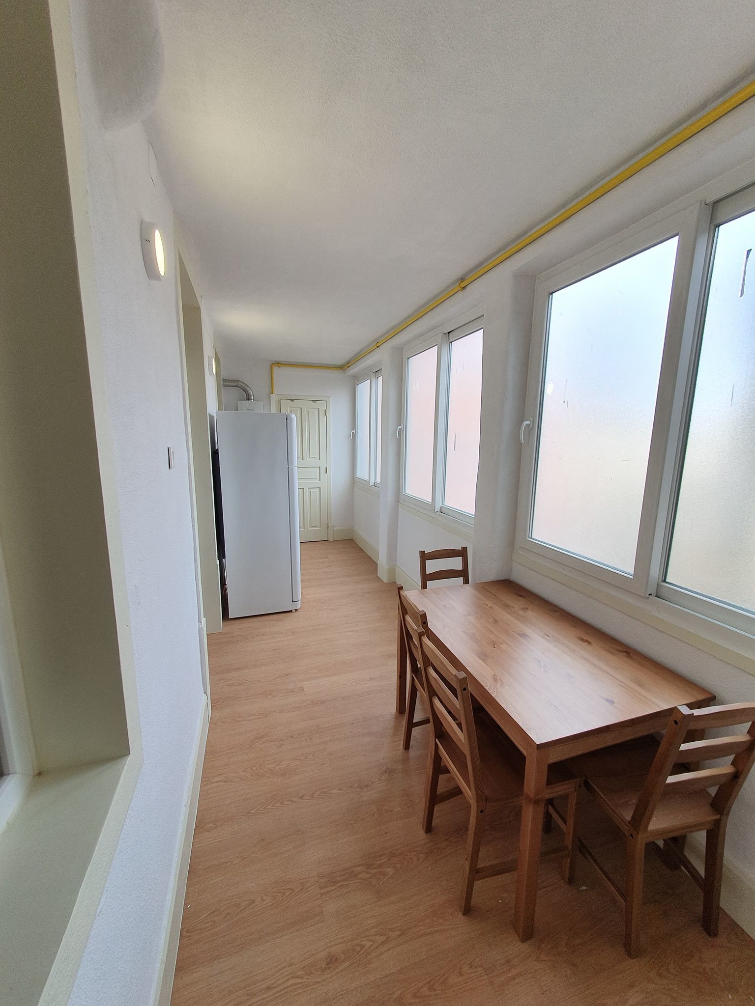 Sunny Double Room 6 with Desk & Balcony Access em Areeiro, lisboa – foto 4 de 12