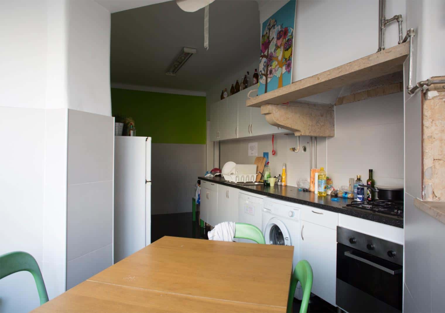 Bright Double Room 4 with Desk & Natural Light in São Jorge de Arroios, lisboa – photo 5 of 12