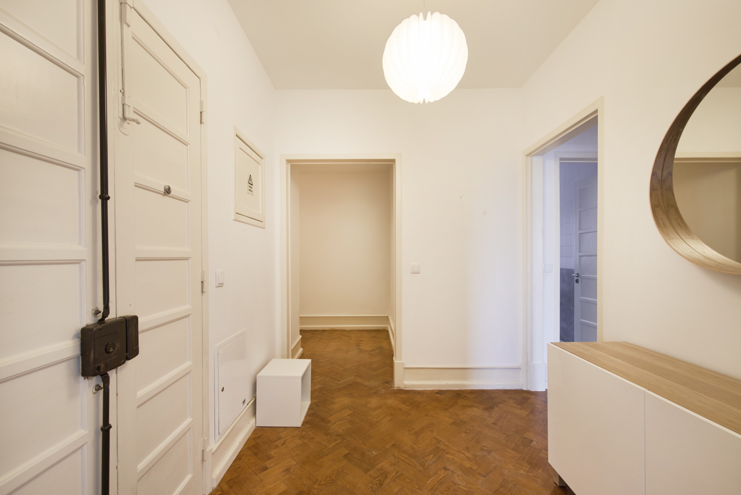 Practical Double Room 1 with Window & Storage em Coração de Jesus, lisboa – foto 5 de 22