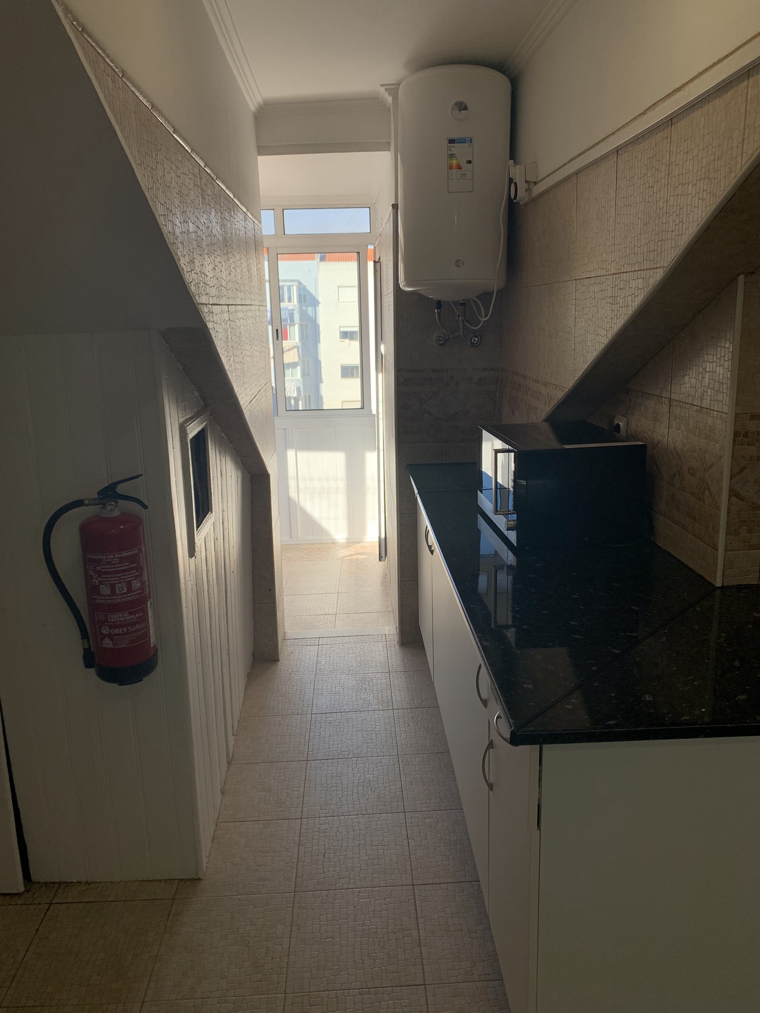 Spacious Double Room 2 with Desk & Natural Light em Anjos, lisboa – foto 5 de 21
