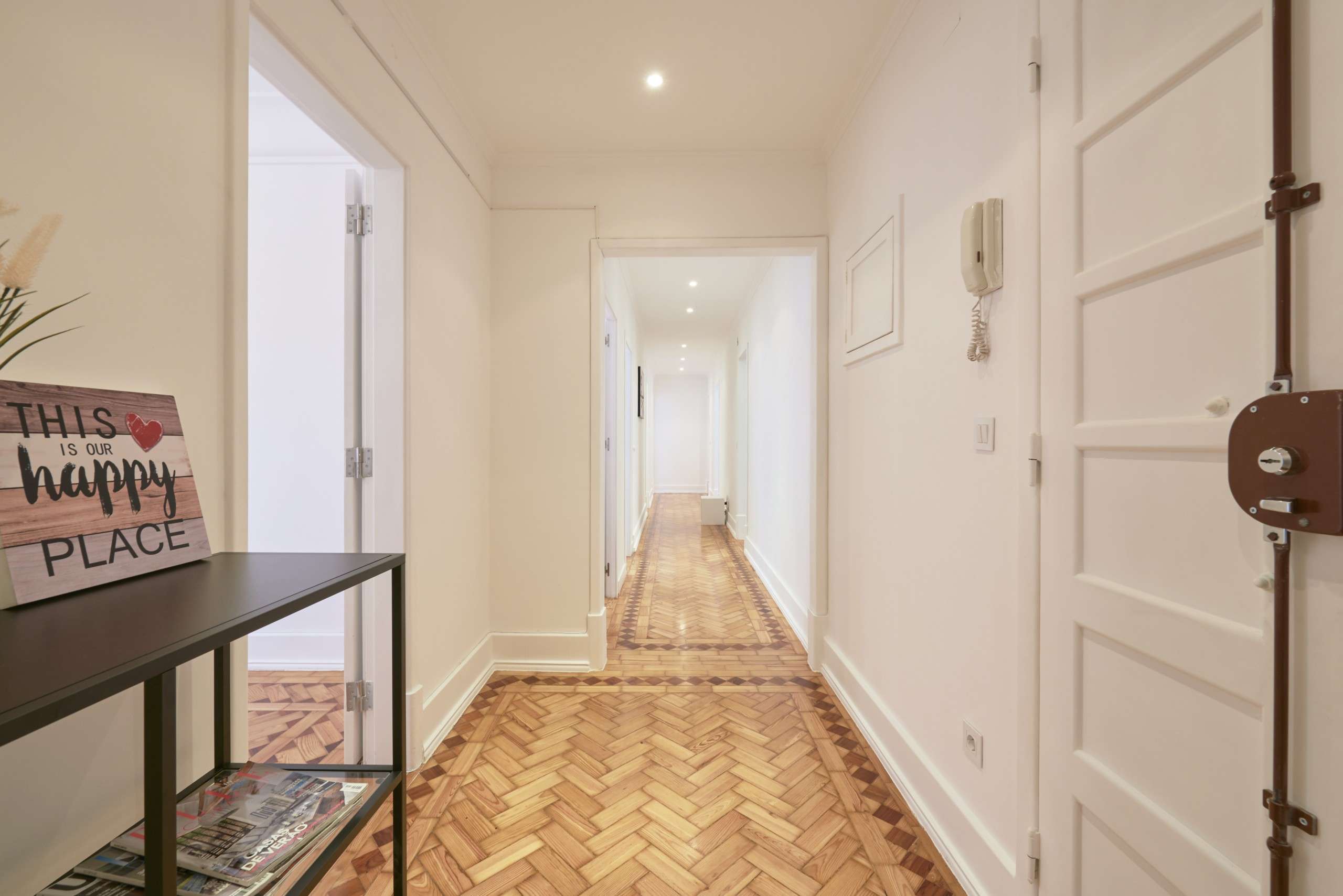 Sunlit Double Room 5 with Desk em Campo de Ourique, lisboa – foto 5 de 19