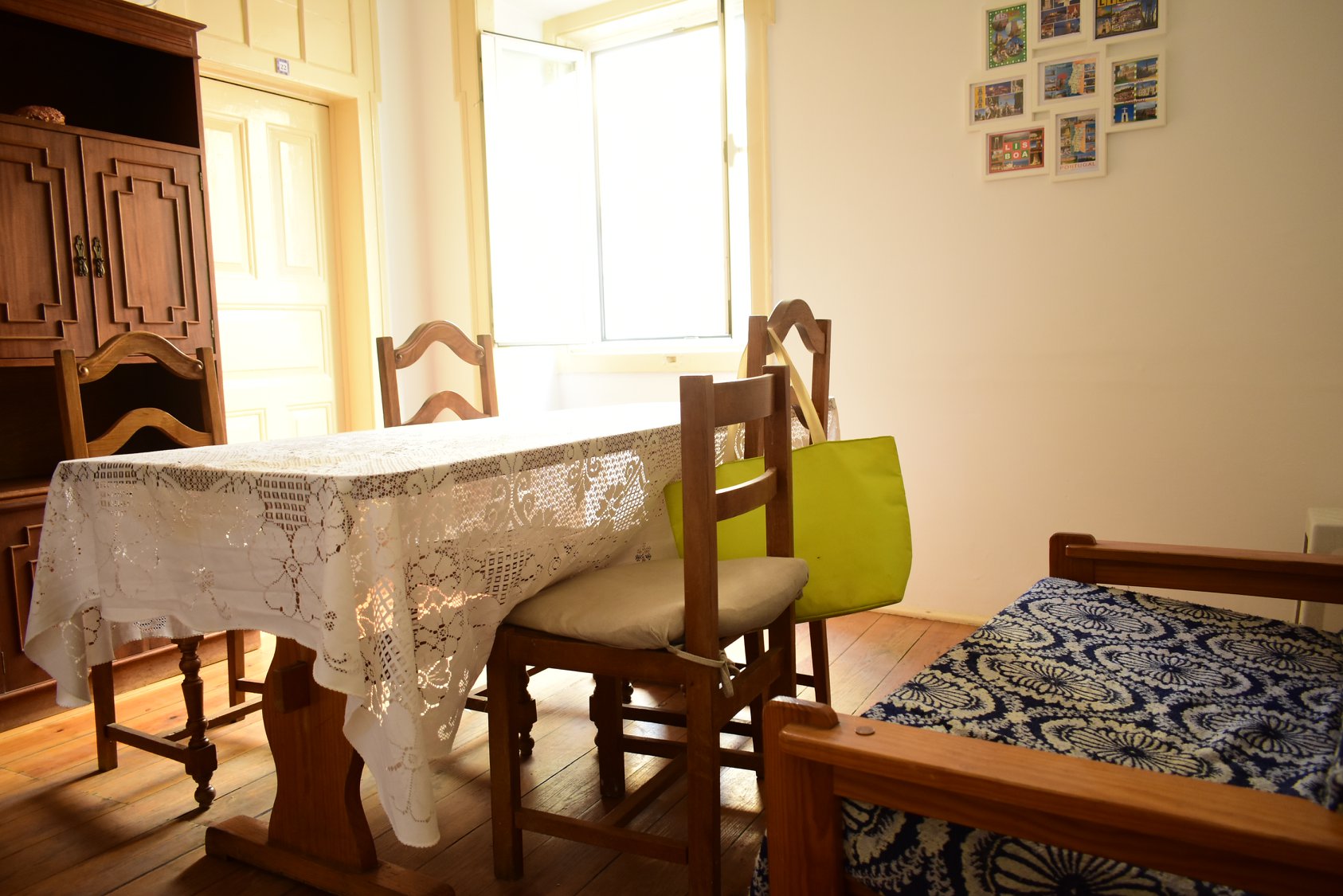 Student Room 6 - Desk, Wardrobe & Window em Bairro Alto, lisboa – foto 5 de 11