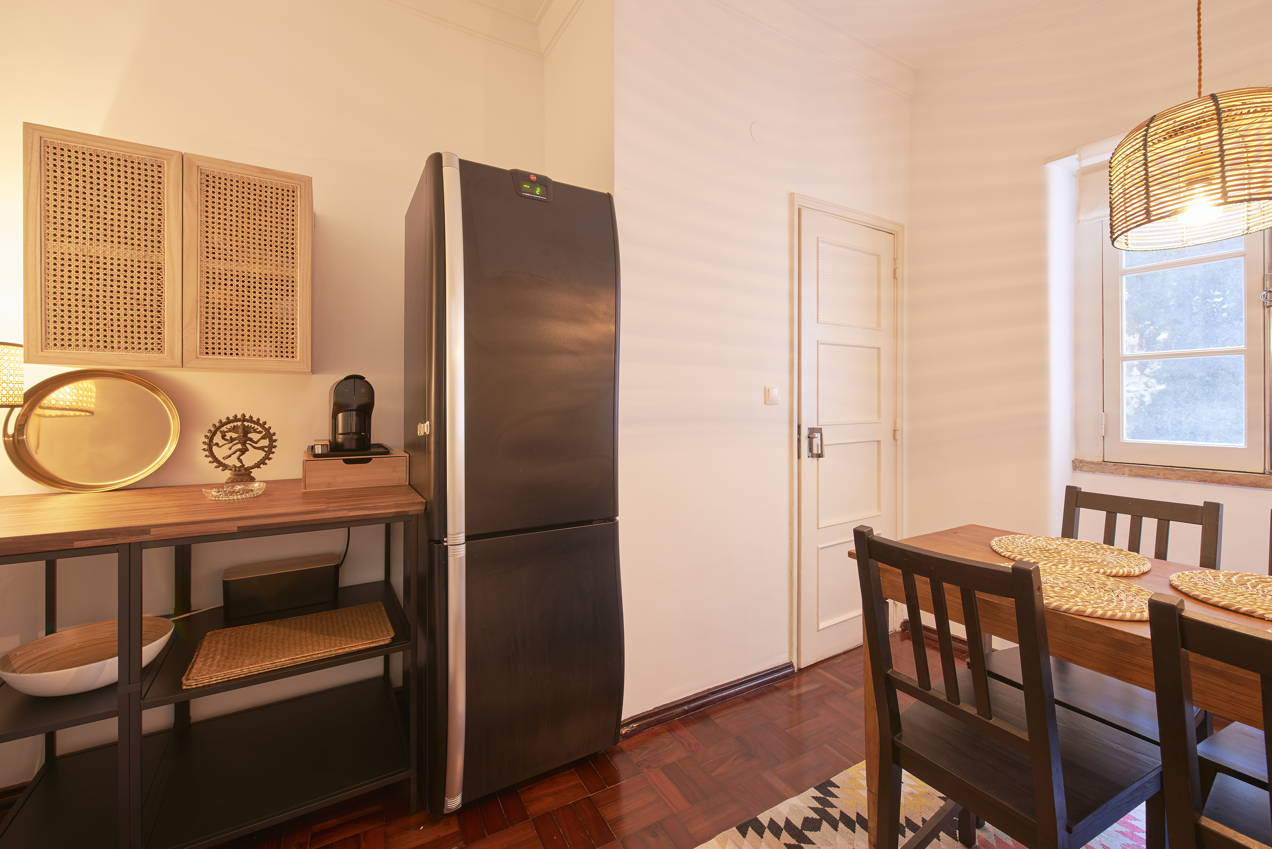 Bedroom with desk in a shared apartment in Arroios in Arroios, lisboa – photo 4 of 23