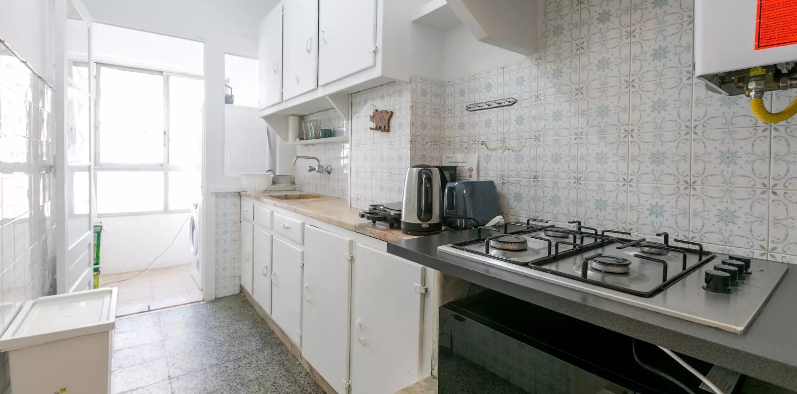 Sunny Double Room 2 with Desk (new) em São Domingos de Benfica, lisboa – foto 4 de 12
