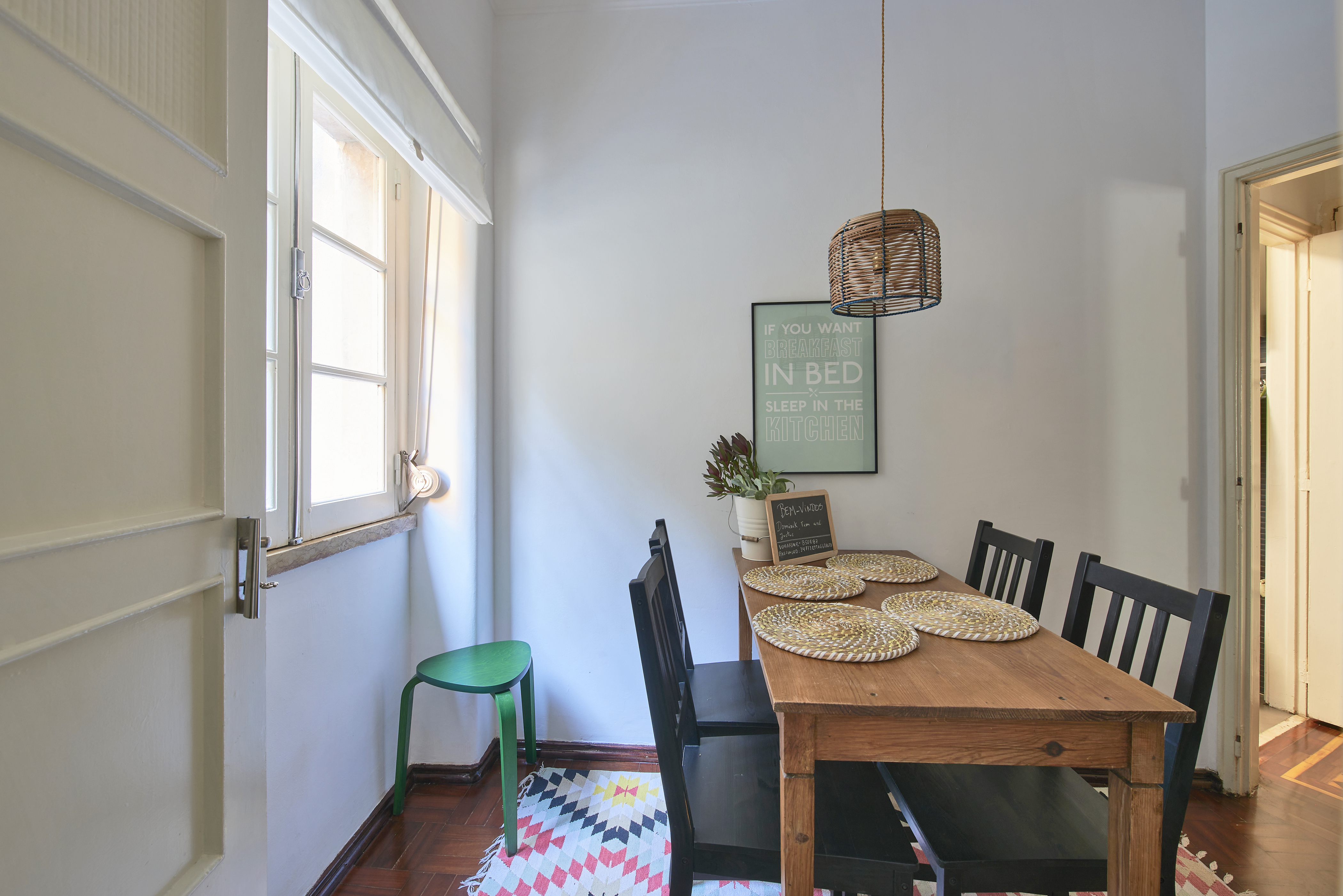 Bedroom with desk in a shared apartment in Arroios in Arroios, lisboa – photo 5 of 23