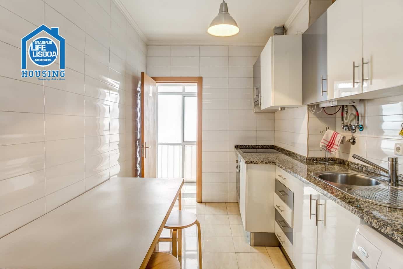 Modern Double-Bed Room 6 with Ample Space & Storage em Arroios, lisboa – foto 5 de 16