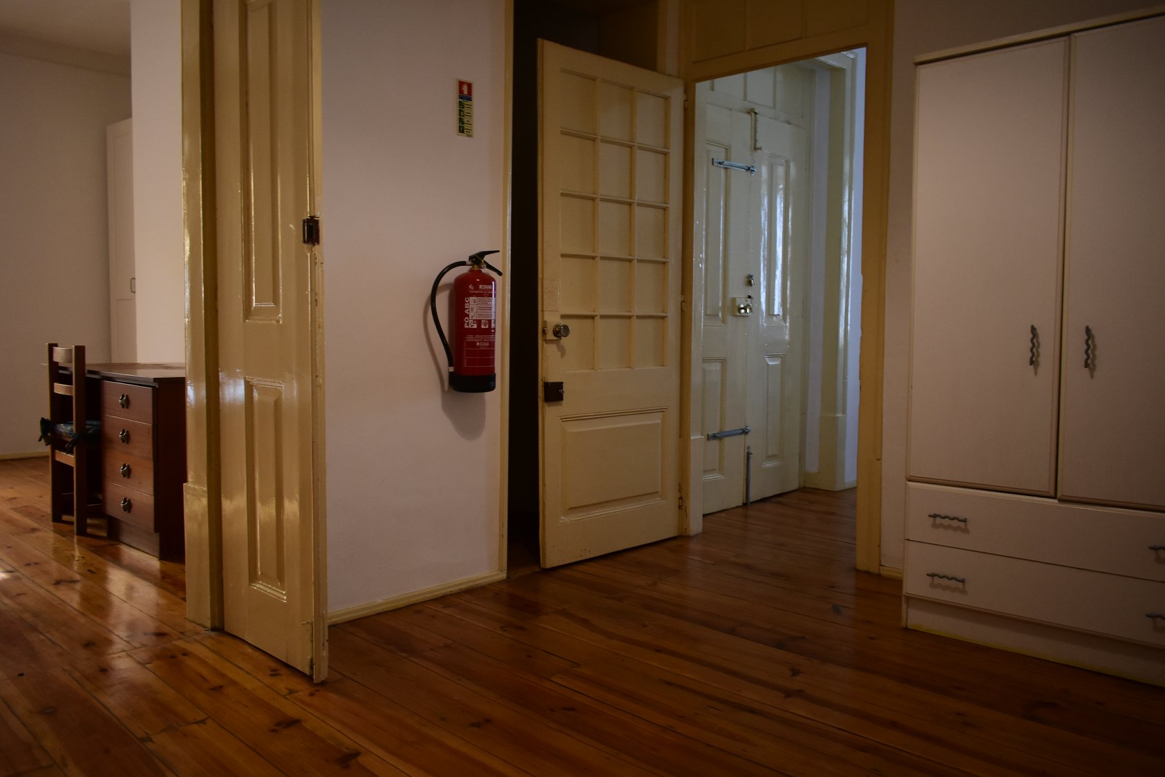 Student Room 6 - Desk, Wardrobe & Window em Bairro Alto, lisboa – foto 4 de 11