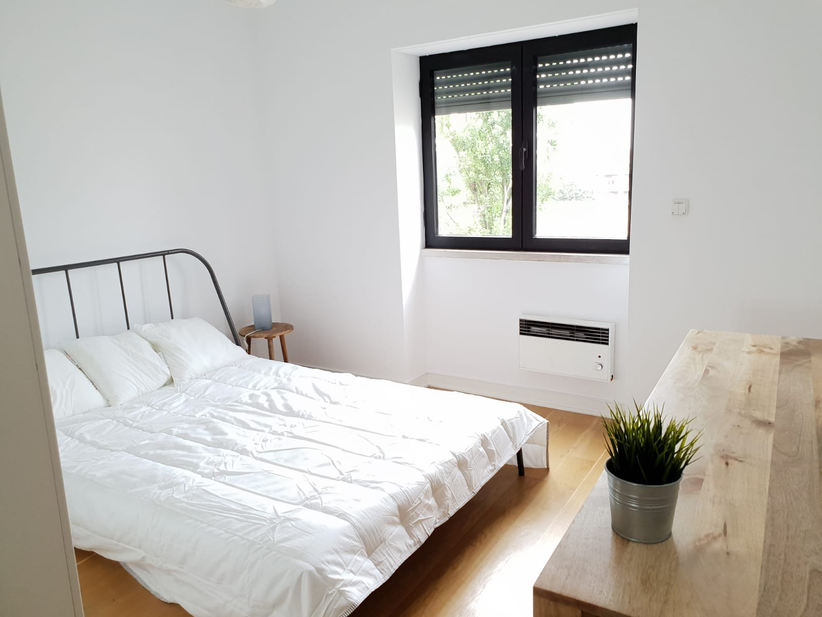 Warm, Inviting & Cozy Double-Bed Room (4) in 6-bedroom Shared Apartment, Lapa. em Lapa, lisboa – foto 1 de 10