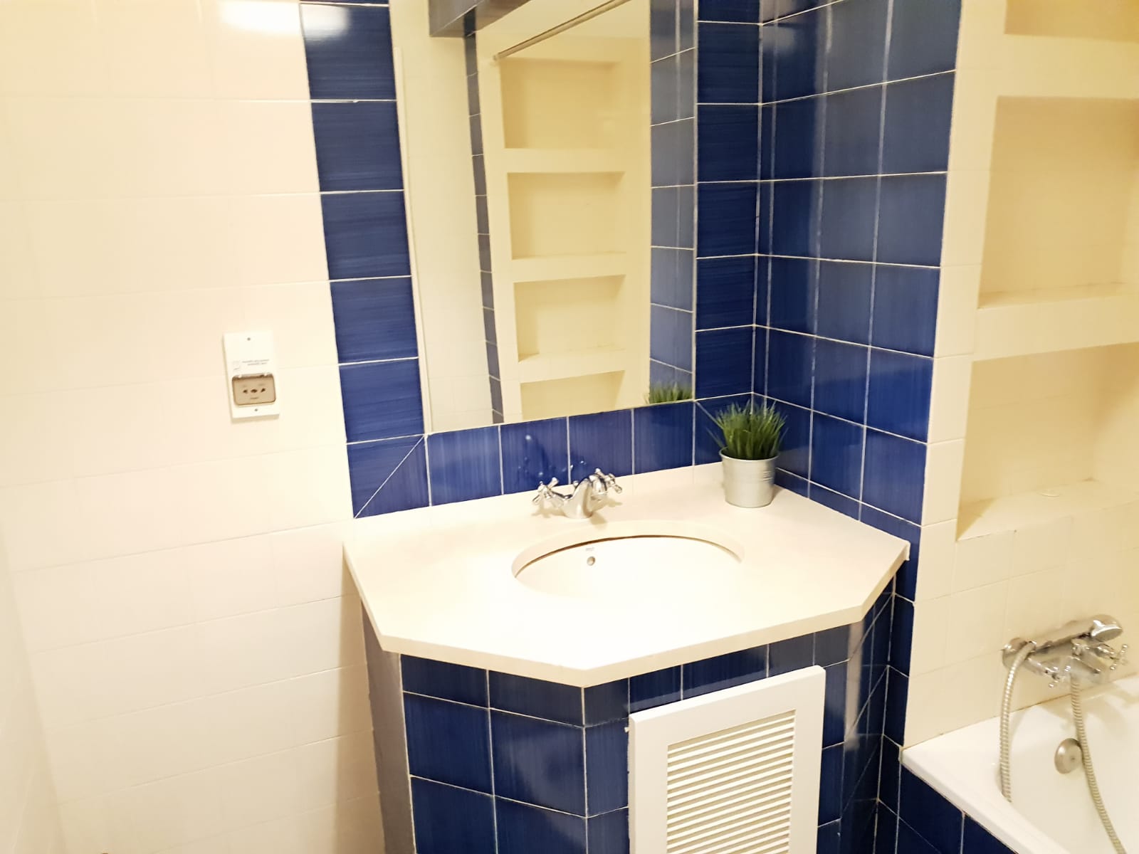 Lovely Double-Bed Room (5) em Lapa, lisboa – foto 3 de 10