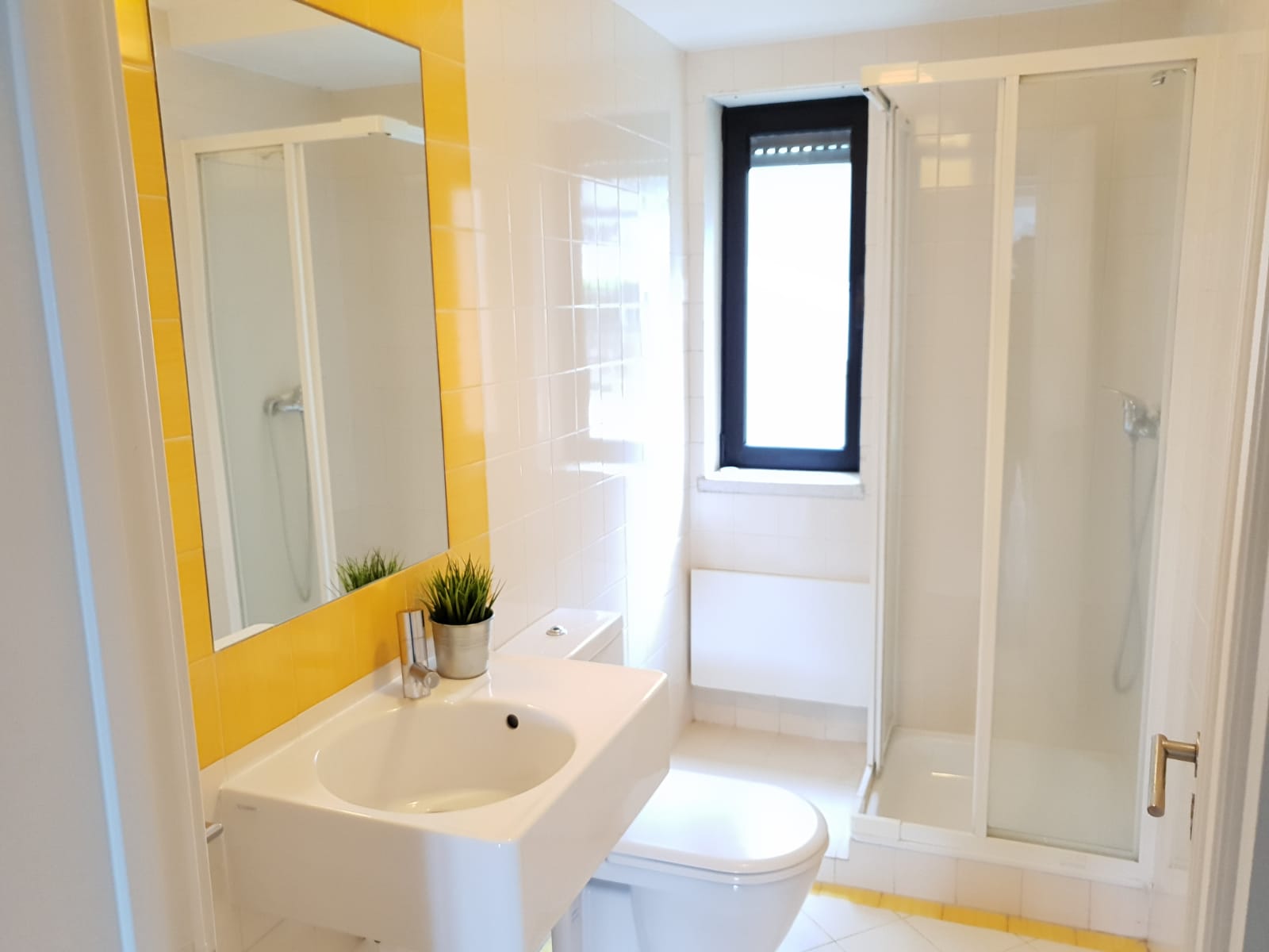 Bright Double-Bed Room 2 with Natural Light in Lapa em Lapa, lisboa – foto 3 de 10