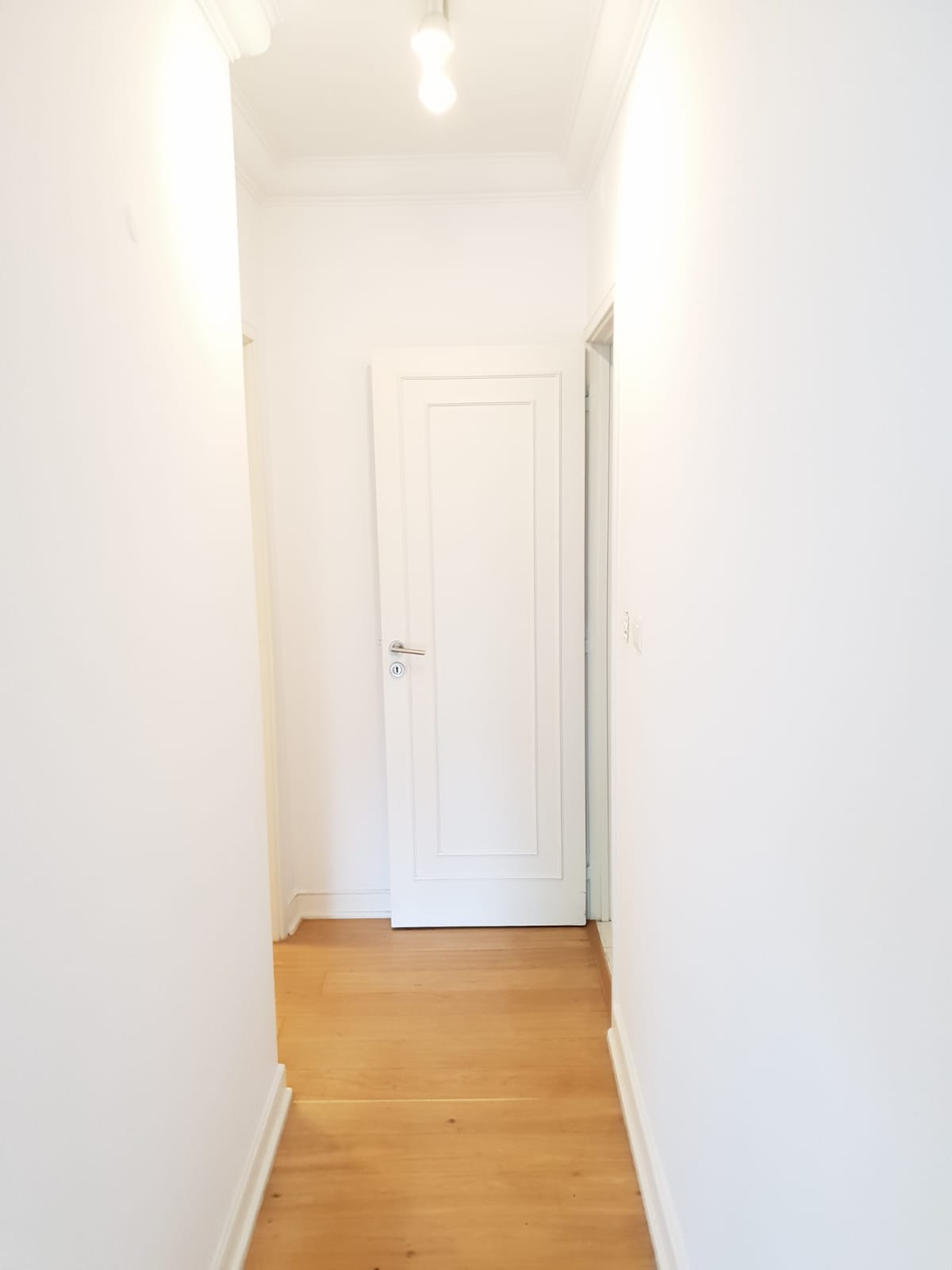 Bright Double-Bed Room 2 with Natural Light in Lapa em Lapa, lisboa – foto 2 de 10