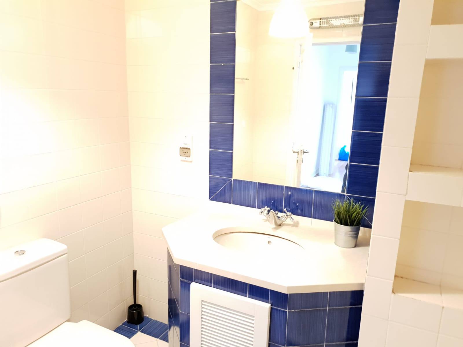 Lovely Double-Bed Room (5) em Lapa, lisboa – foto 2 de 10