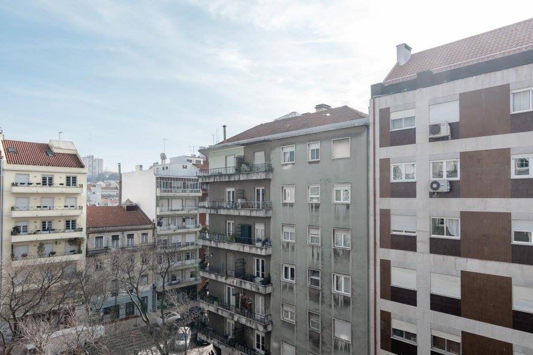 Warm Double Room 5 with Natural Light & City View in São Jorge de Arroios, lisboa – photo 3 of 22