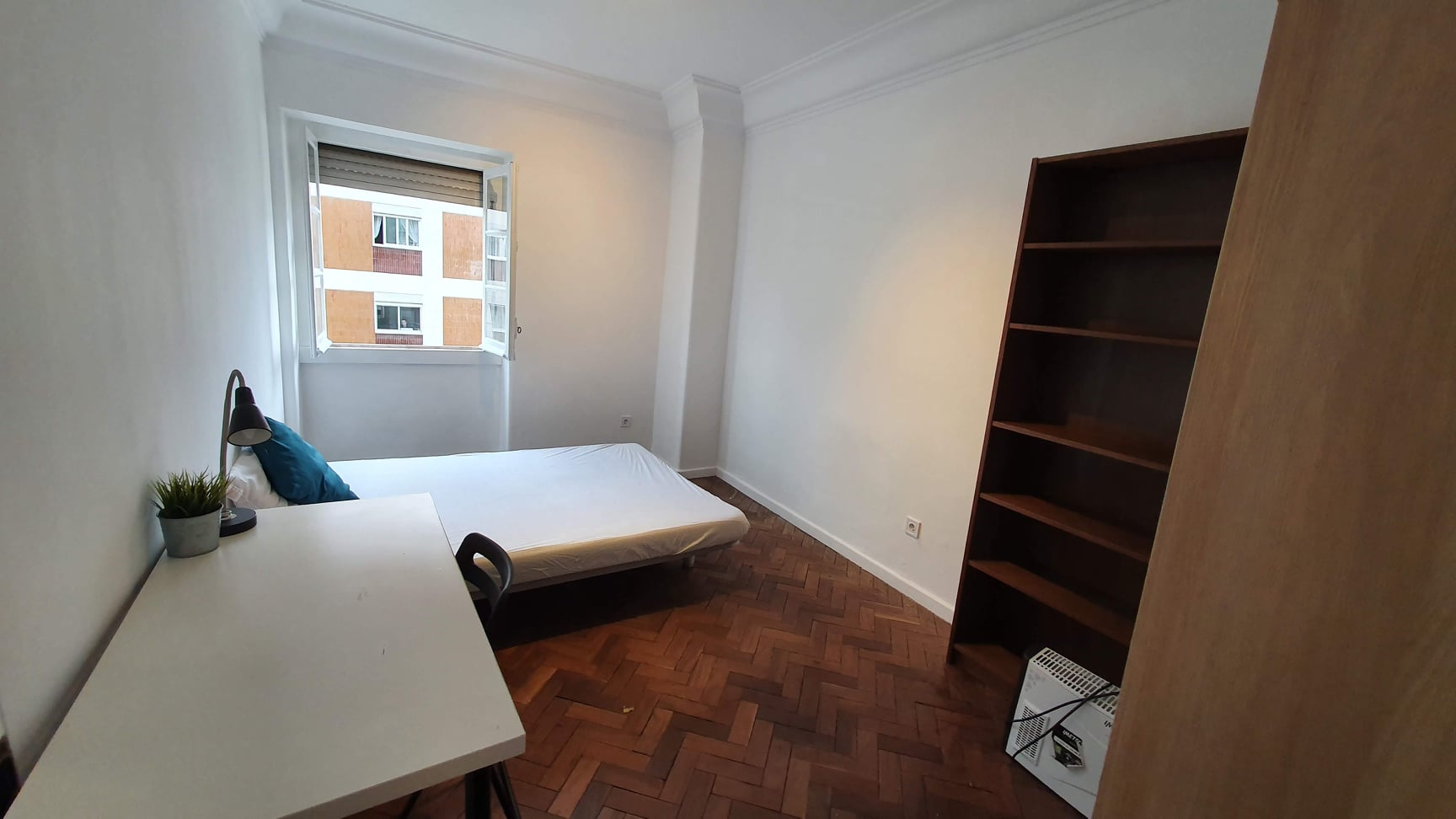 Inviting Double Room 4 with Natural Light in São Jorge de Arroios, lisboa – photo 4 of 21