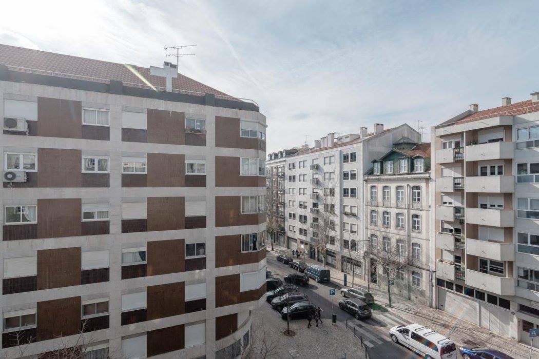 Warm Double Room 5 with Natural Light & City View in São Jorge de Arroios, lisboa – photo 2 of 22