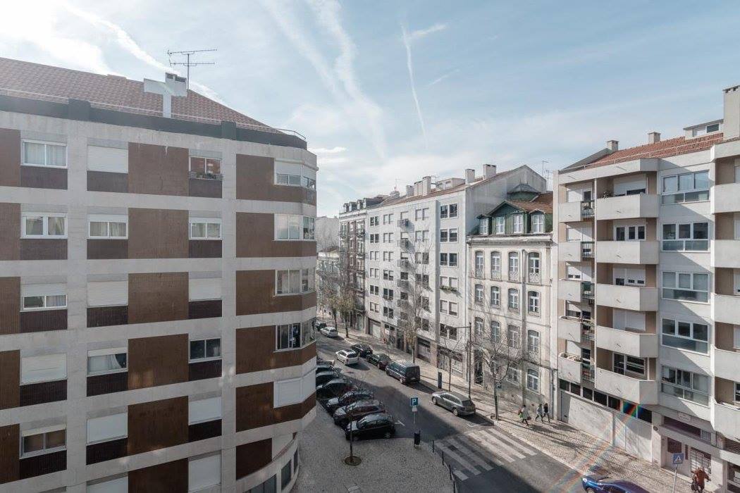 Inviting Double Room 4 with Natural Light in São Jorge de Arroios, lisboa – photo 3 of 21