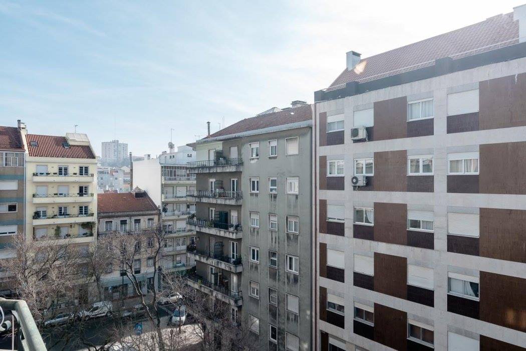Inviting Double Room 3 with Natural Light & City View in São Jorge de Arroios, lisboa – photo 3 of 23