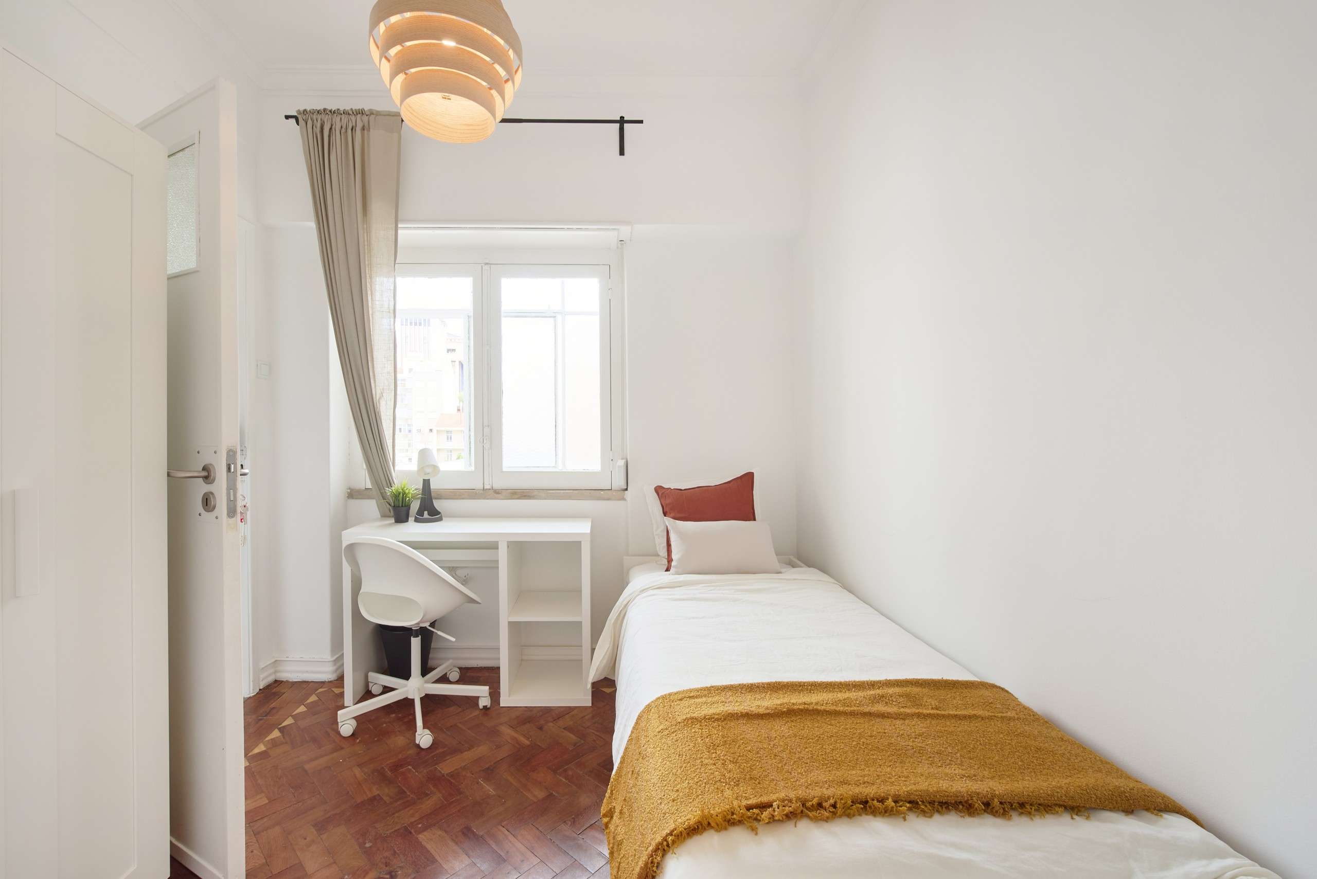 Cosy Single Room 8 with Ample Light em São Sebastião da Pedreira, lisboa – foto 3 de 17