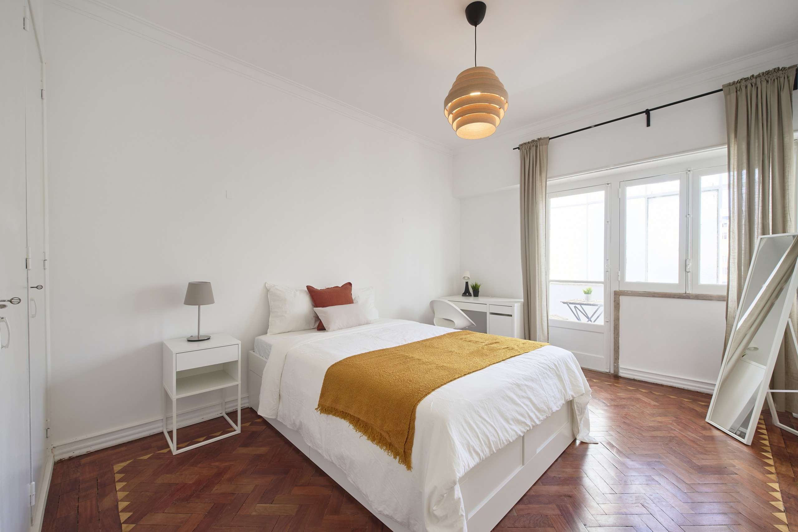 Modern Double Room 6 & Natural Light em São Sebastião da Pedreira, lisboa – foto 3 de 16