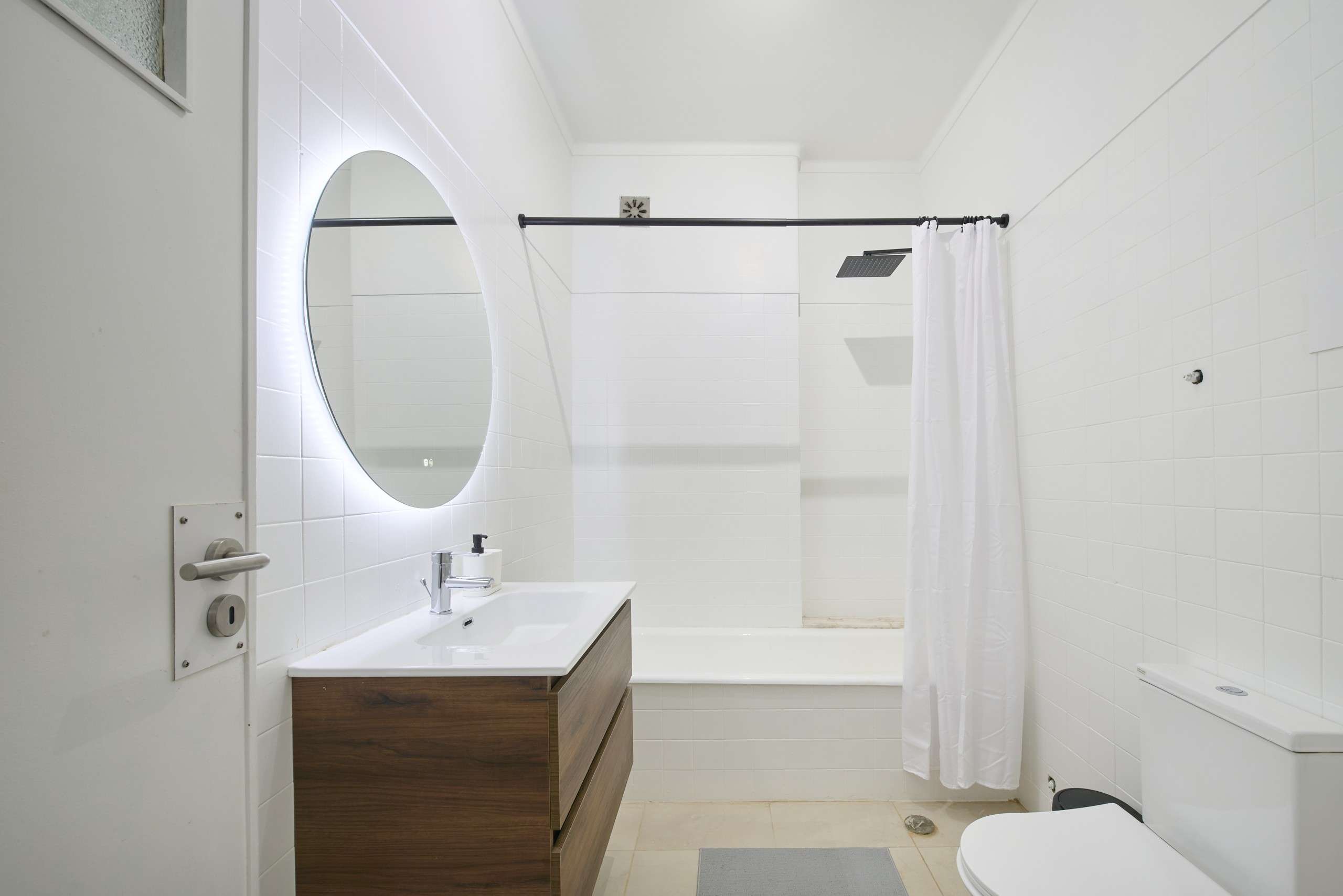 Cosy Single Room 8 with Ample Light em São Sebastião da Pedreira, lisboa – foto 4 de 17