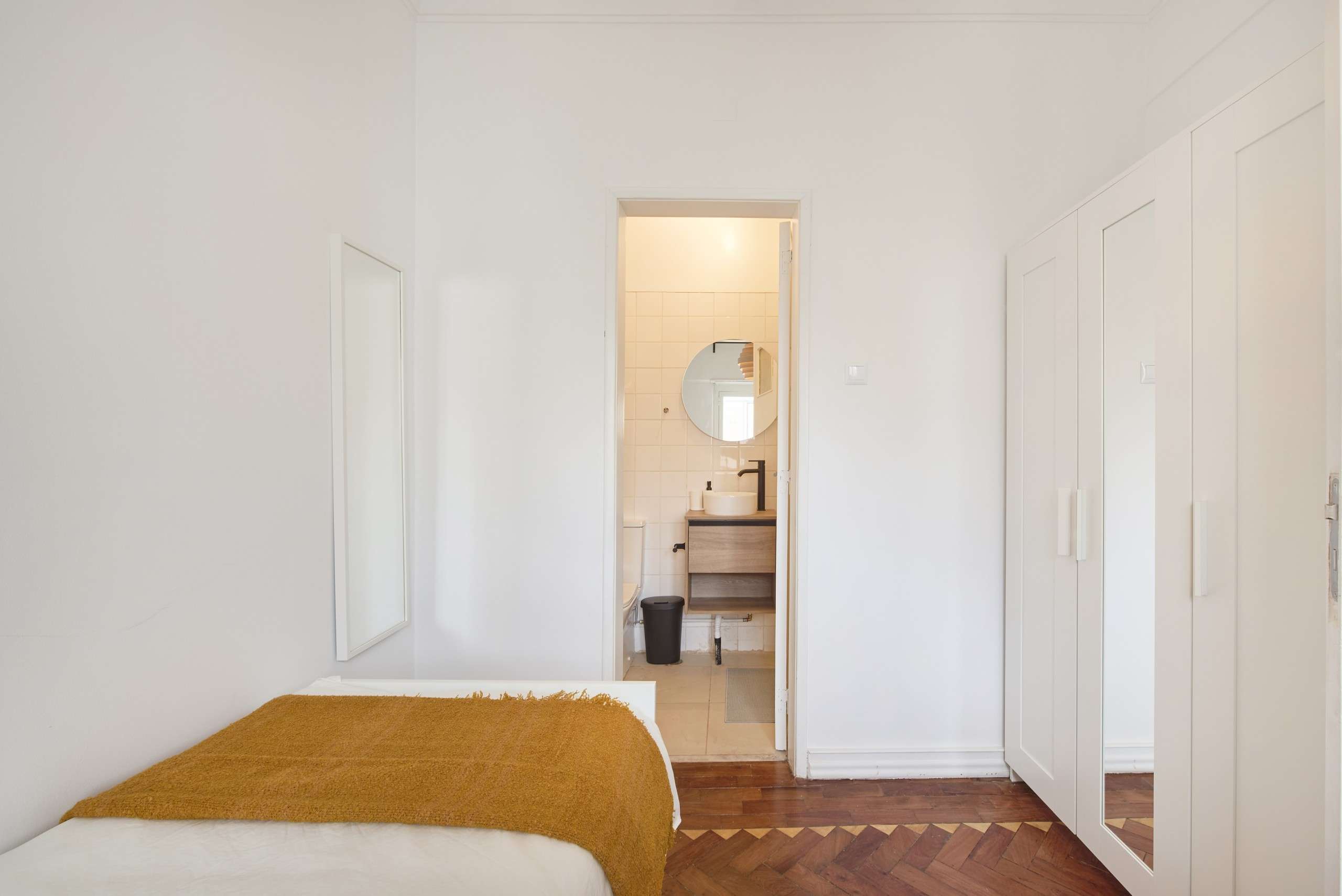 Cosy Single Room 8 with Ample Light em São Sebastião da Pedreira, lisboa – foto 2 de 17